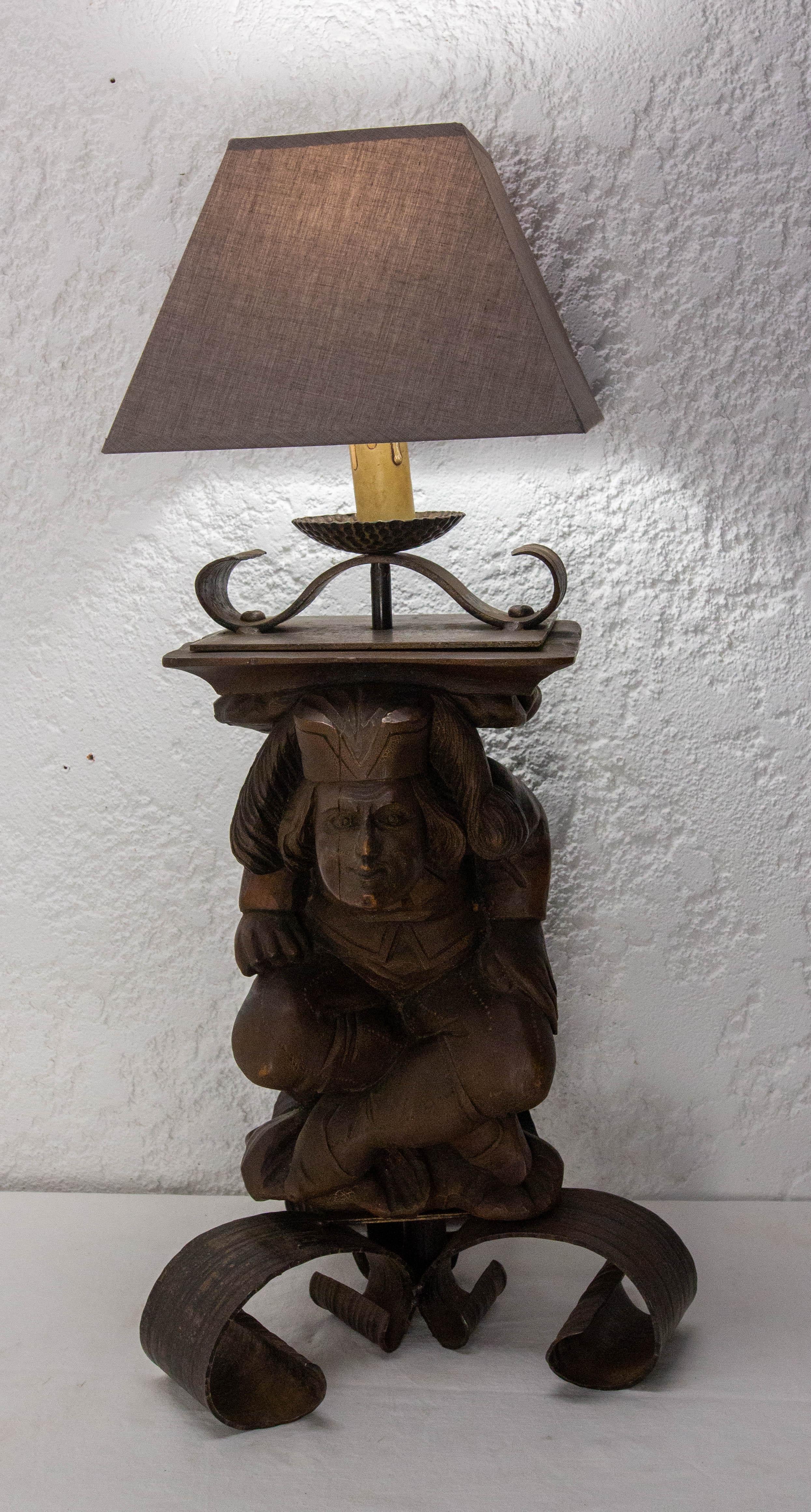 Français Lampe de table Gargoyle par J M-One Wood & Wrough Iron, français, circa 1960 en vente