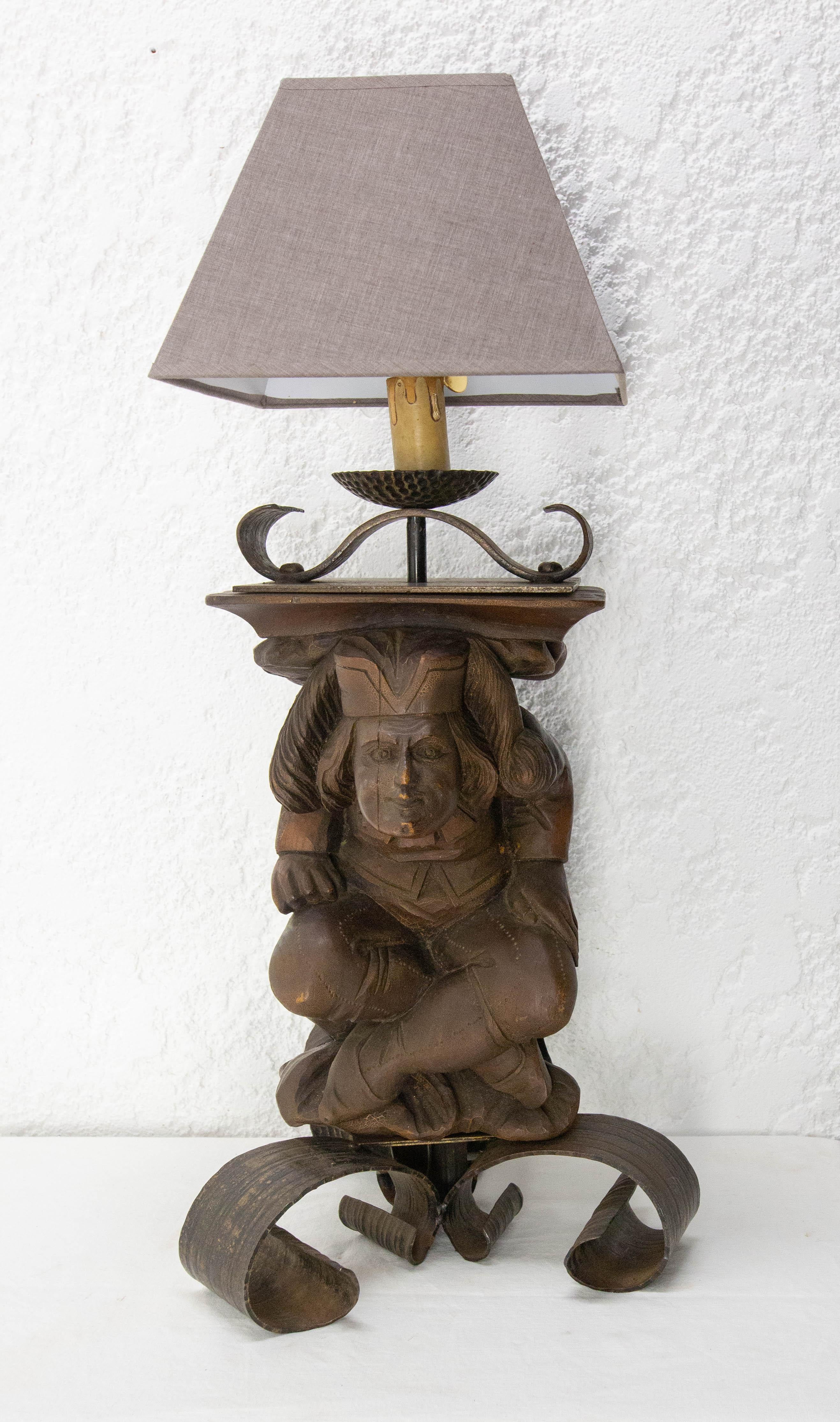 Milieu du XXe siècle Lampe de table Gargoyle par J M-One Wood & Wrough Iron, français, circa 1960 en vente