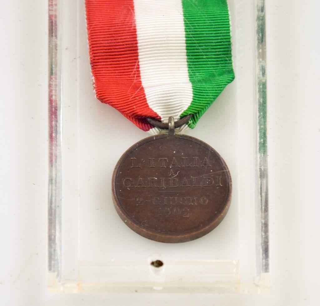 La médaille en argent Giuseppe Garibaldi est une médaille originale en argent réalisée en Italie par une manufacture italienne en 1910.

Cette médaille en argent célèbre Giuseppe Garibaldi par un portrait.
Sur l'autre face, un blason et la