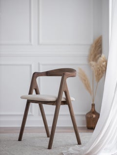 Chaise en bois massif Garibaldi en noyer par Charlie Pommier