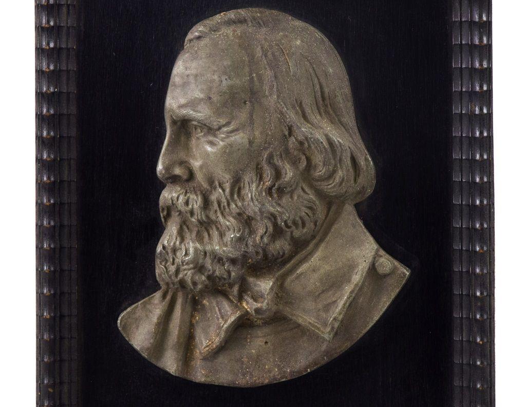 This Garibaldi's portrait is an original decorative bronze object realized in Italy by Italian manufacture during the end of the 19th century.

This antique green patinated bronze plate is decorated with the hero of Risorgimento Giuseppe Garibaldi