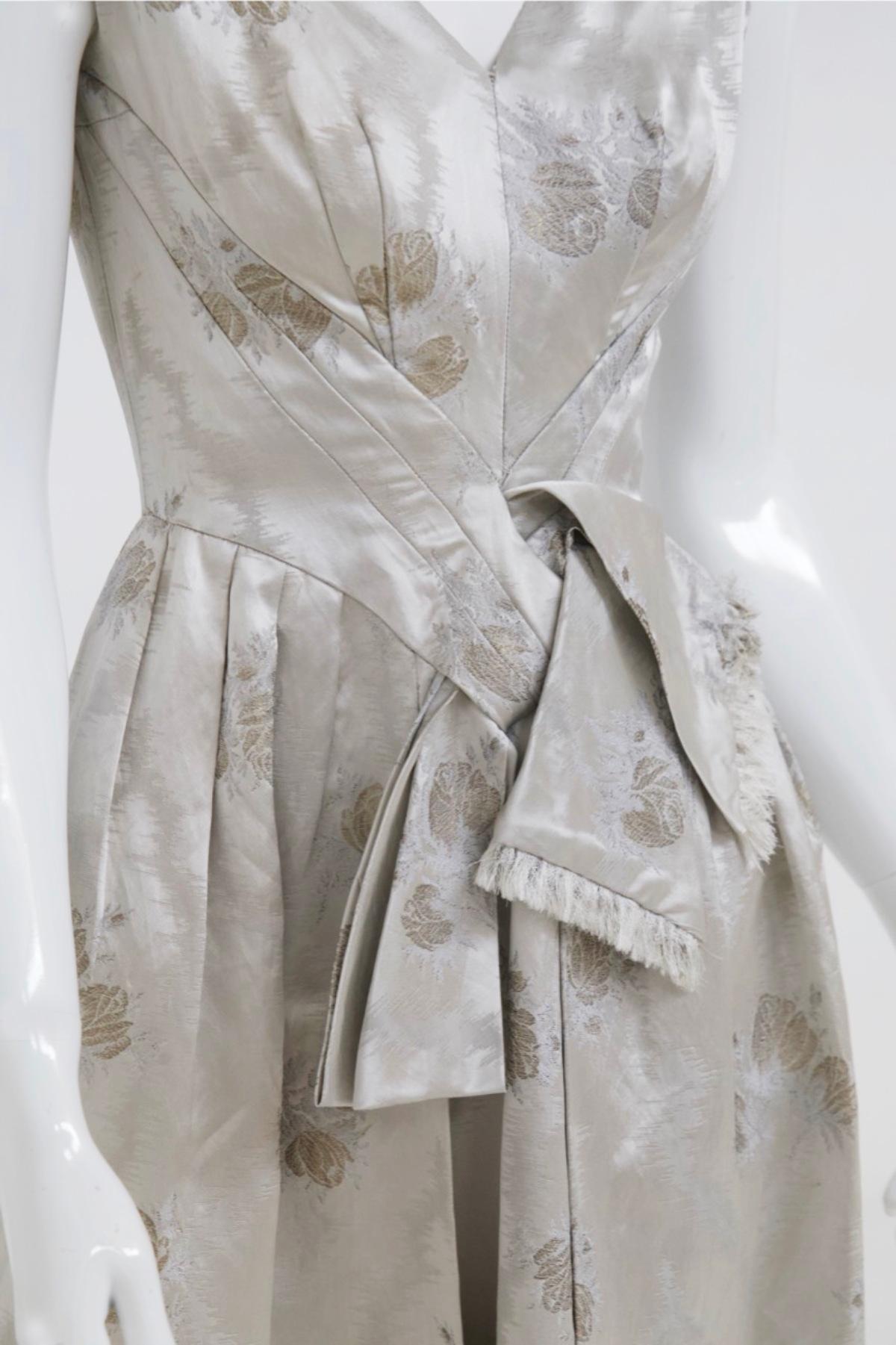 Garish Vintage Tailored Dress in Pearl Gray Silk Satin In Good Condition For Sale In Milano, IT