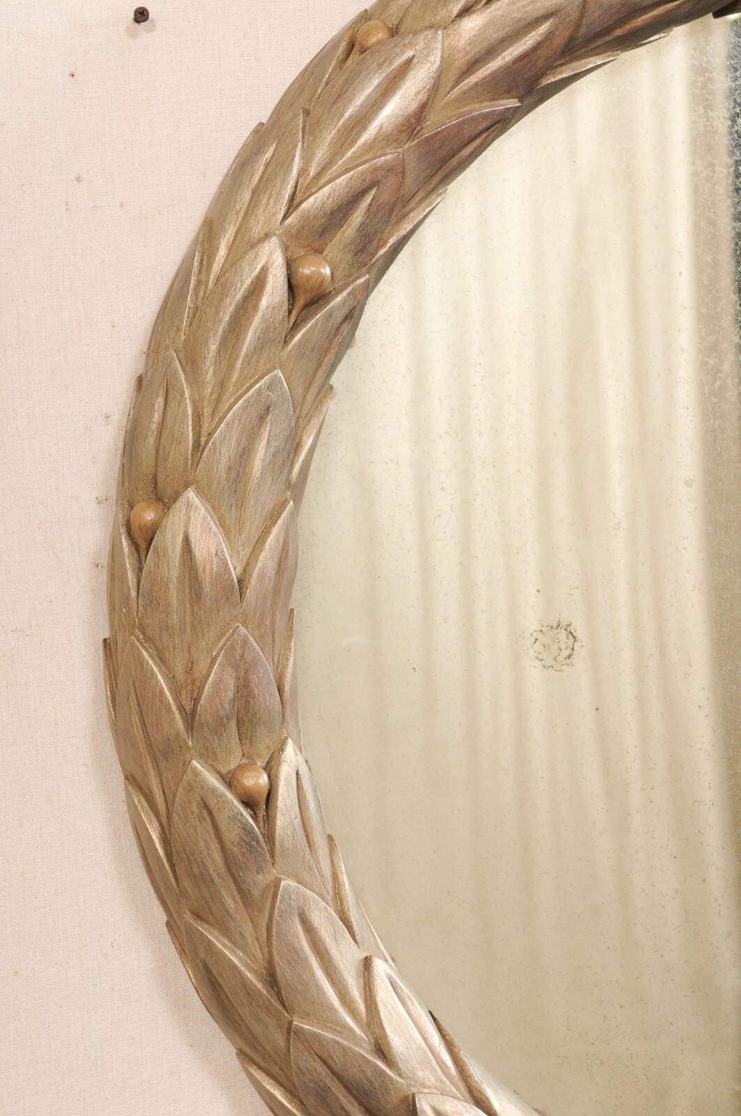 Garland-Carved Venetian Style Round Mirror In Good Condition For Sale In Atlanta, GA
