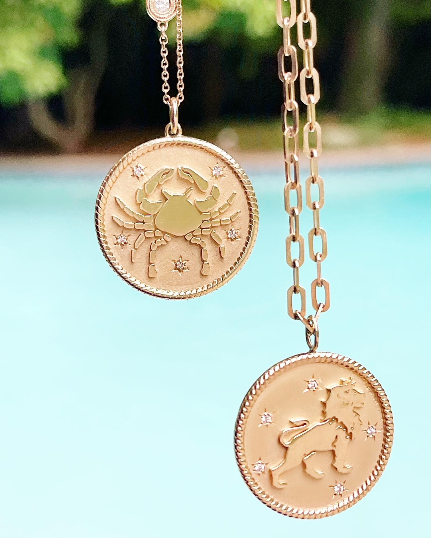 Medallón del Zodiaco Acuario de Oro y Diamantes de la Colección Garland Corte redondo en venta