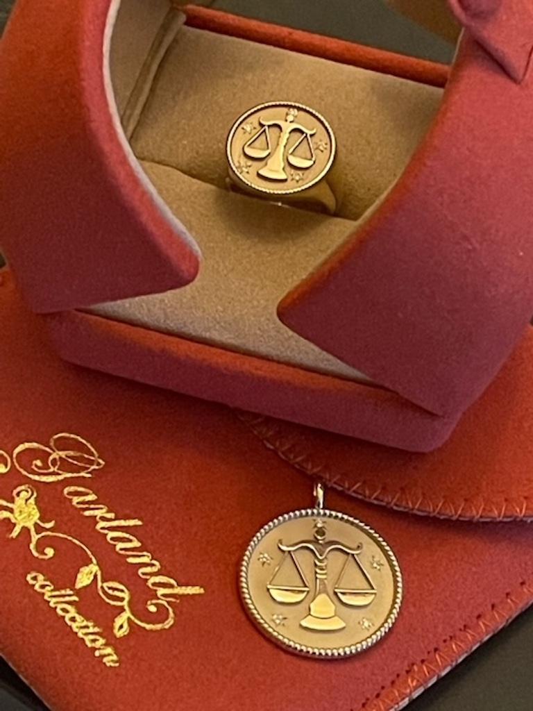 Médaillon du signe du zodiaque cancer en or et diamants de la collection Garland en vente 1