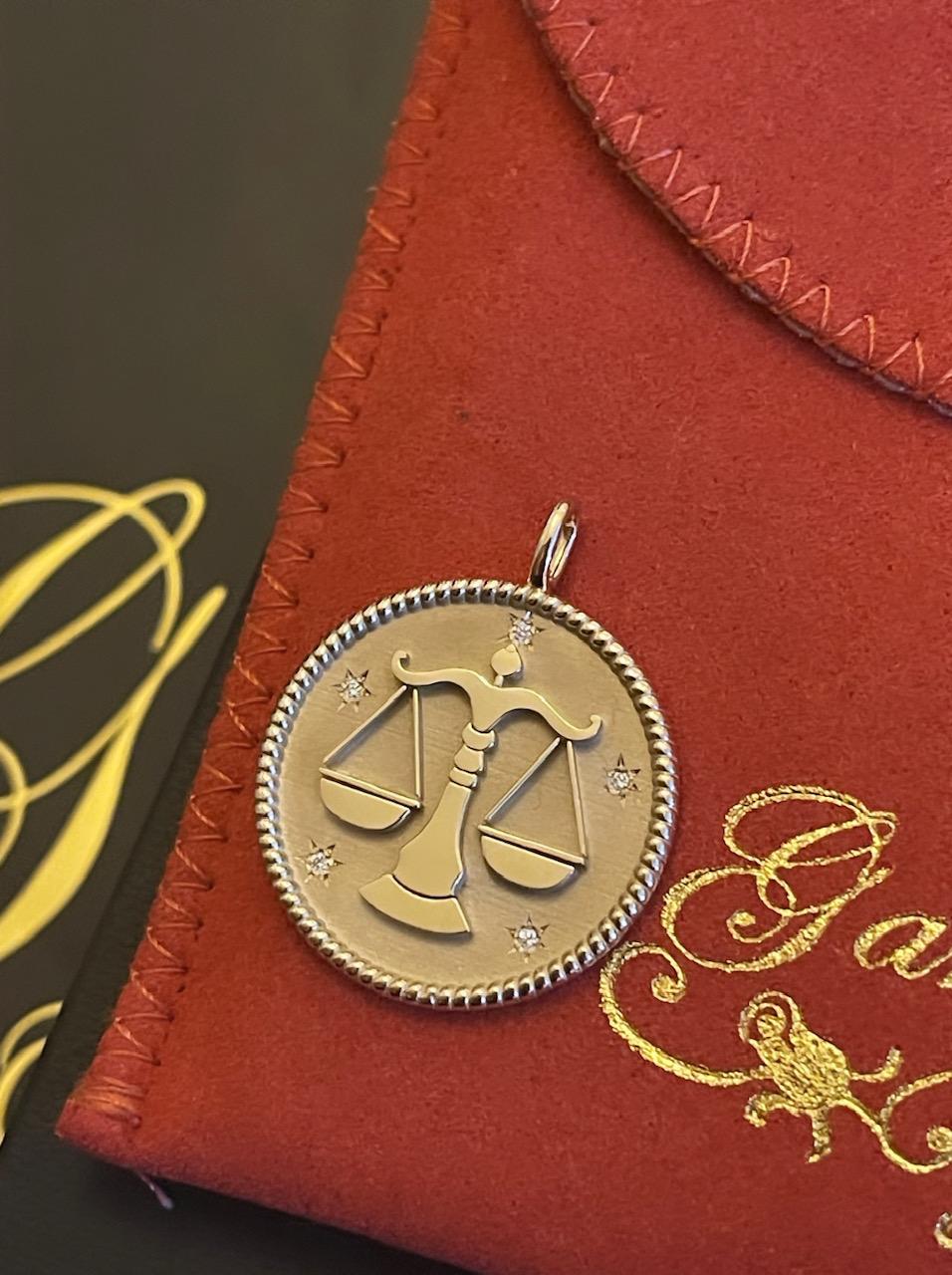 Capricorn-Medaillon aus der Garland-Kollektion, Diamant und Gold mit Sternzeichen im Angebot 3