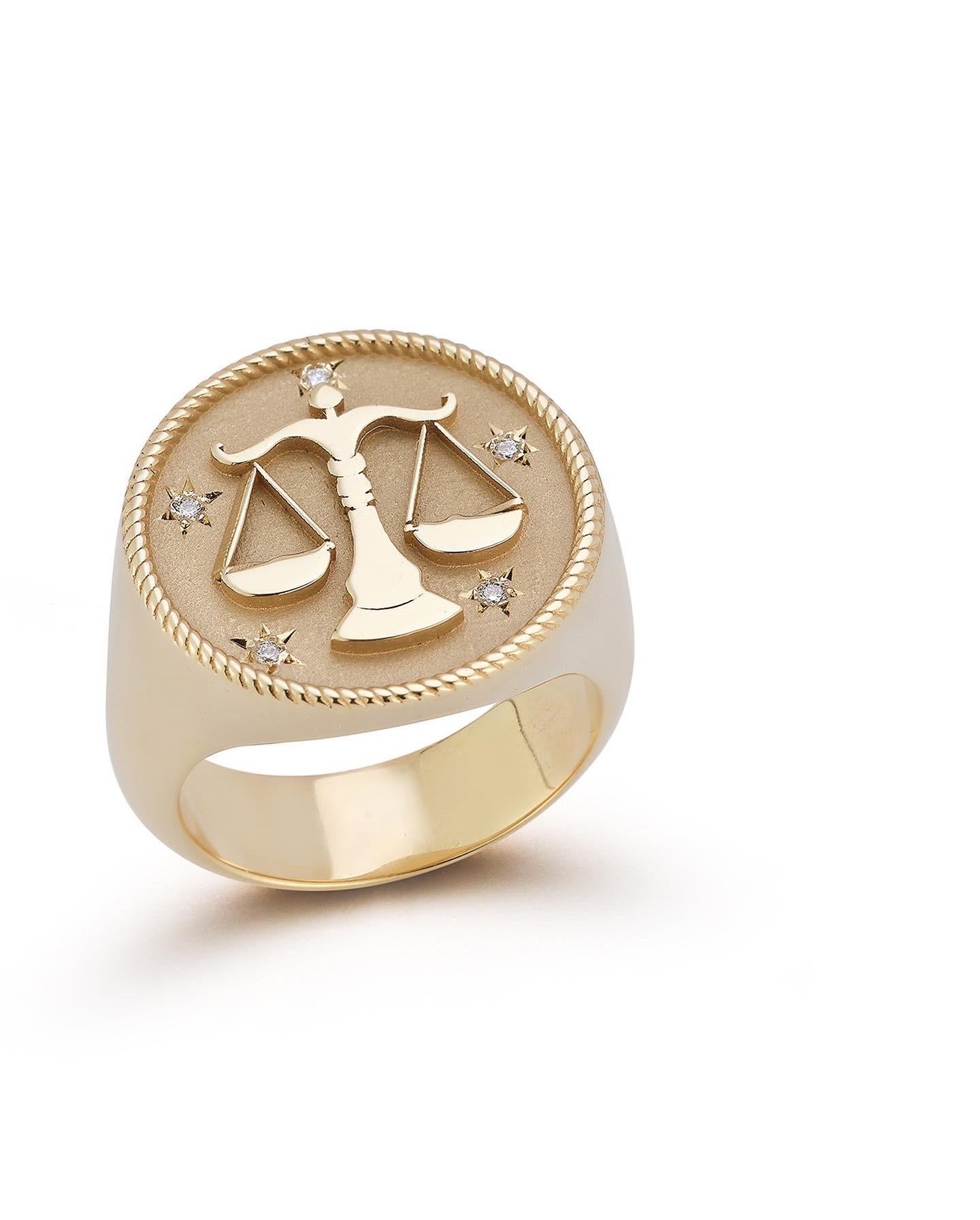 Medaglione dello zodiaco del Leone in oro e diamanti della Garland Collection In condizioni Nuovo in vendita a New York, NY
