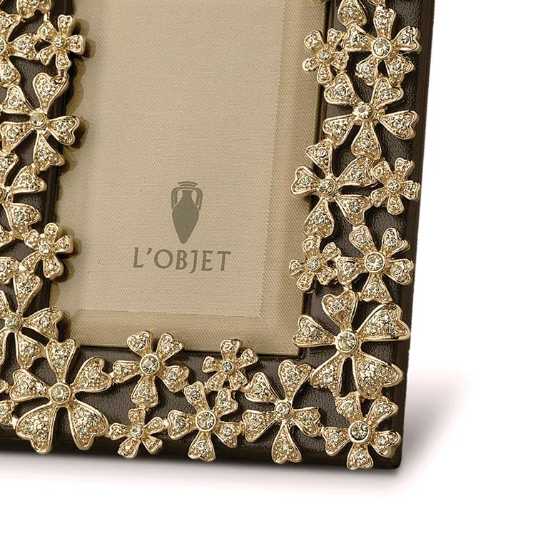 Elegant picture frame design meticulously handcrafted with 24K gold plating with yellow Swarovski crystals or platinum plating with white Swarovski crystals. Presented in a luxury gift box.

DETAILS
5 x 7 in (13 x 18 cm)
Presented in a luxury gift