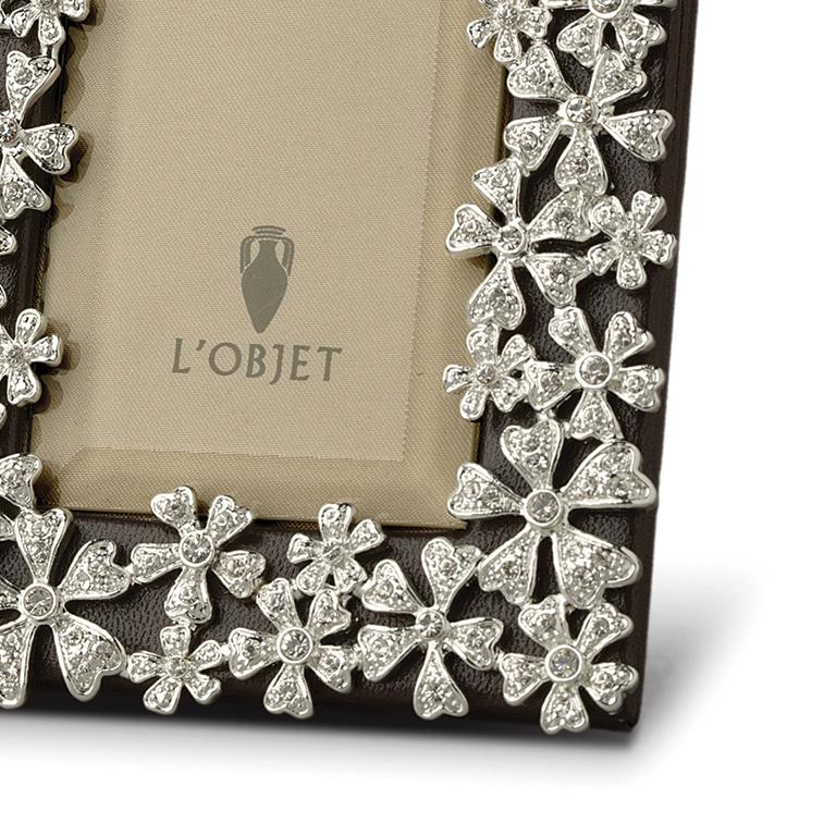 Elegant picture frame design meticulously handcrafted with 24K gold plating with yellow Swarovski crystals or platinum plating with white Swarovski crystals. Presented in a luxury gift box.

DETAILS
5 x 7 in (13 x 18 cm)
Presented in a luxury gift