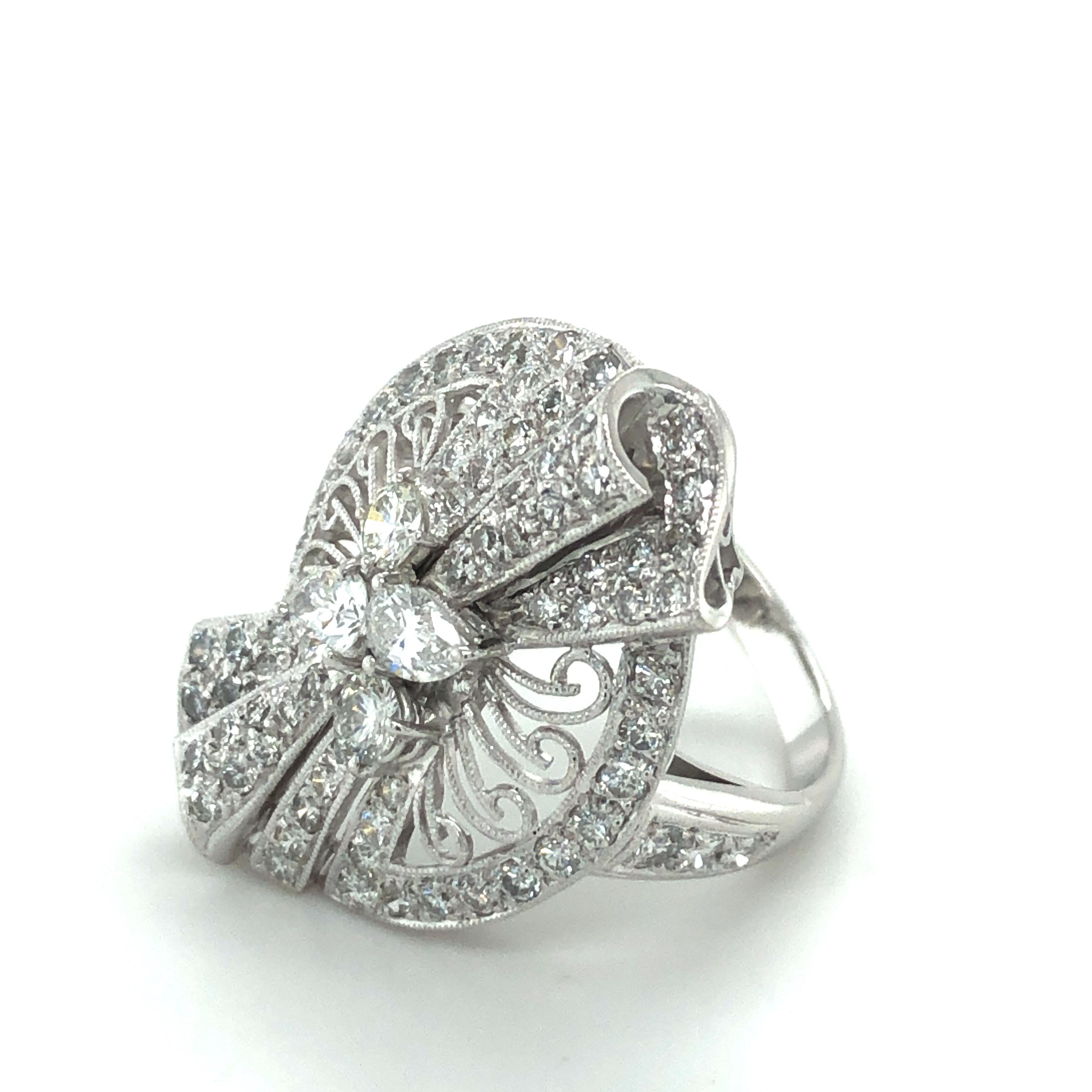 Anello con diamanti a forma di ghirlanda in oro bianco 18 carati in vendita 1