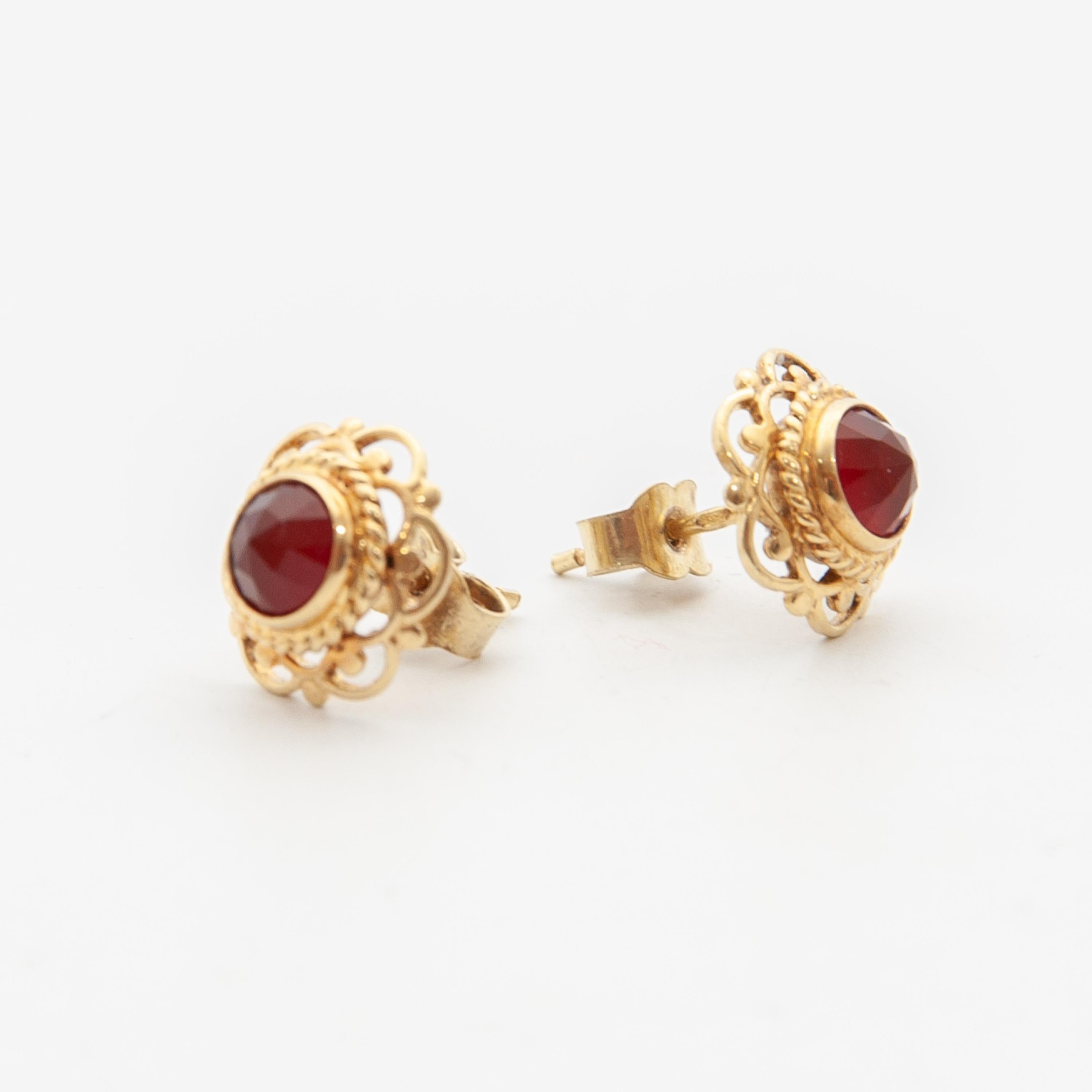 14K Yellow Gold Openwork Solitaire Garnet Stud Earrings In Good Condition In Rotterdam, NL