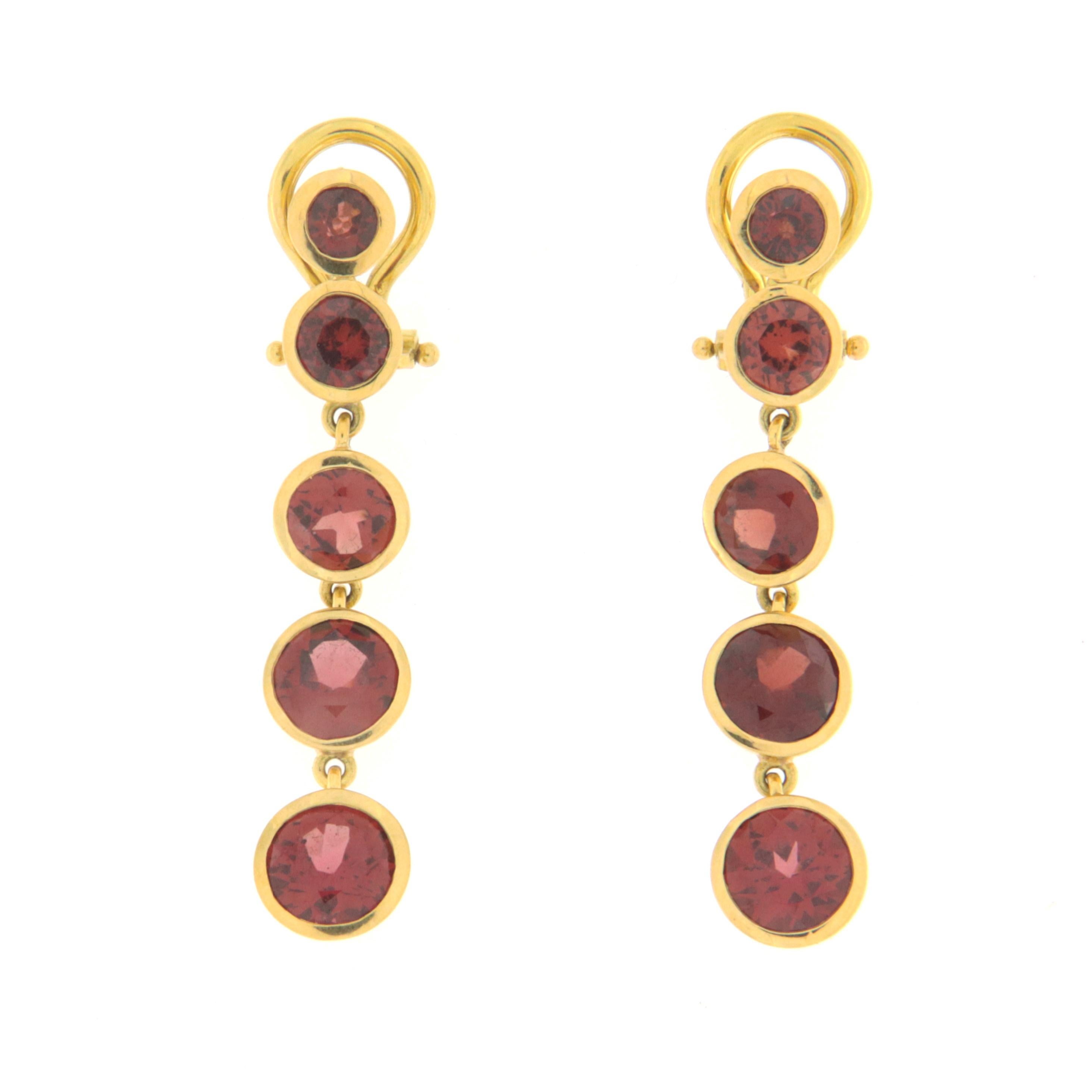 18 karat yellow gold drop earrings. Handmade by our artisans assembled with garnet stones
This vintage-flavored garnet earrings enhances the deep wine-red hues of this stone cut into round, and brought into contact with the skin it protects against
