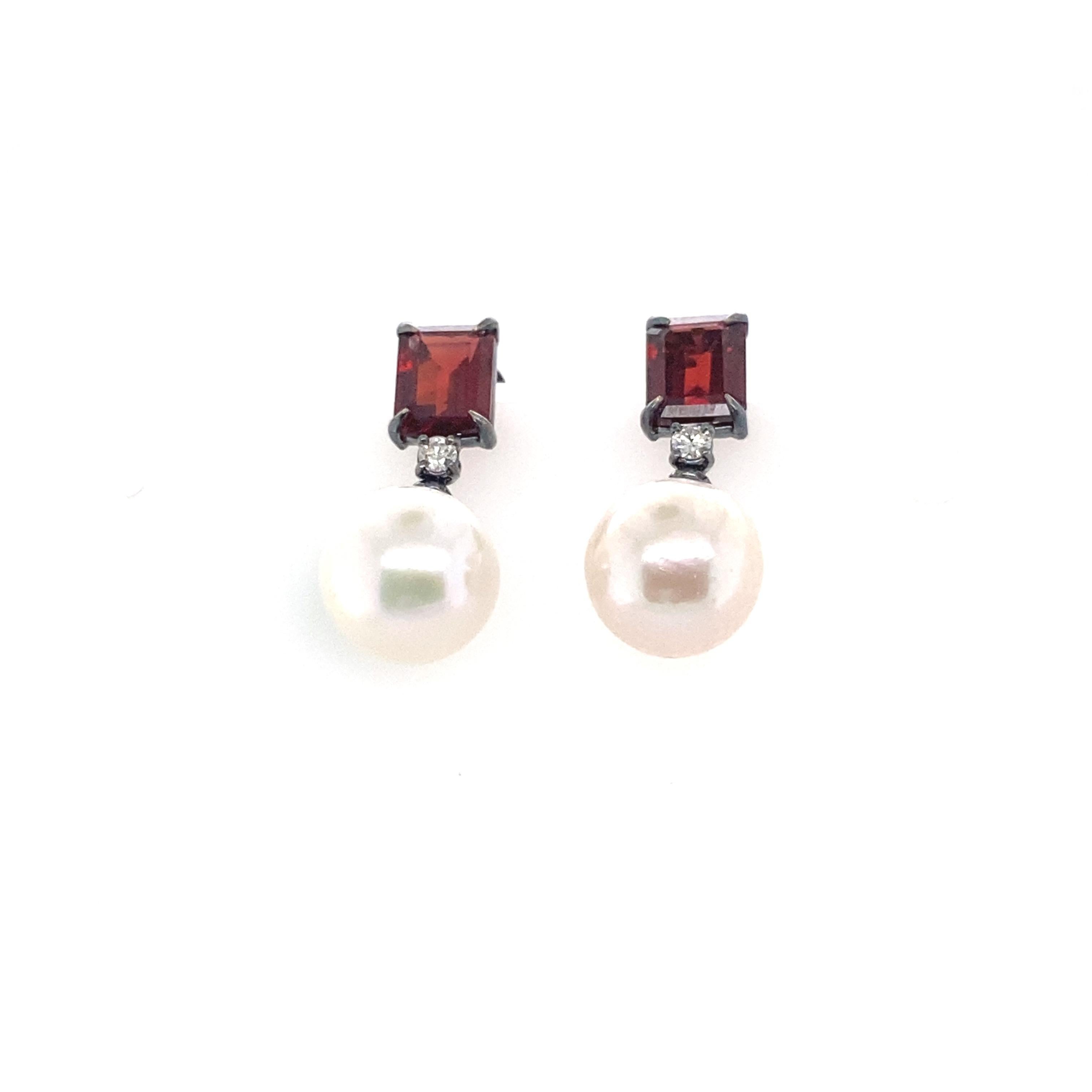 Garnet 18k Black Gold Dangling Earrings with Diamonds and Baroque Pearls In New Condition For Sale In Vannes, FR