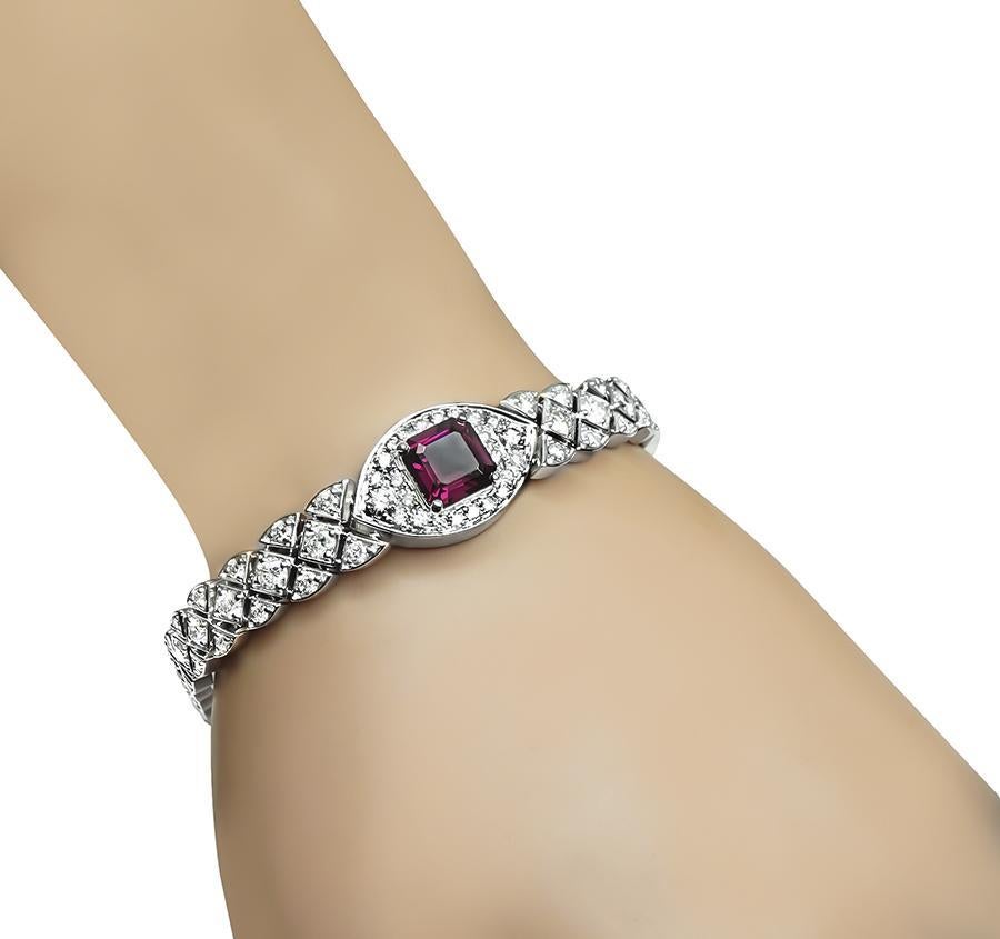 Dies ist ein charmantes Armband aus 14k Weißgold. Das Armband ist mit funkelnden Diamanten im Rundschliff besetzt, die etwa 4.00ct wiegen. Die Farbe dieser Diamanten ist H-I mit SI-Reinheit. Die Diamanten werden durch schöne Granat-Akzente im