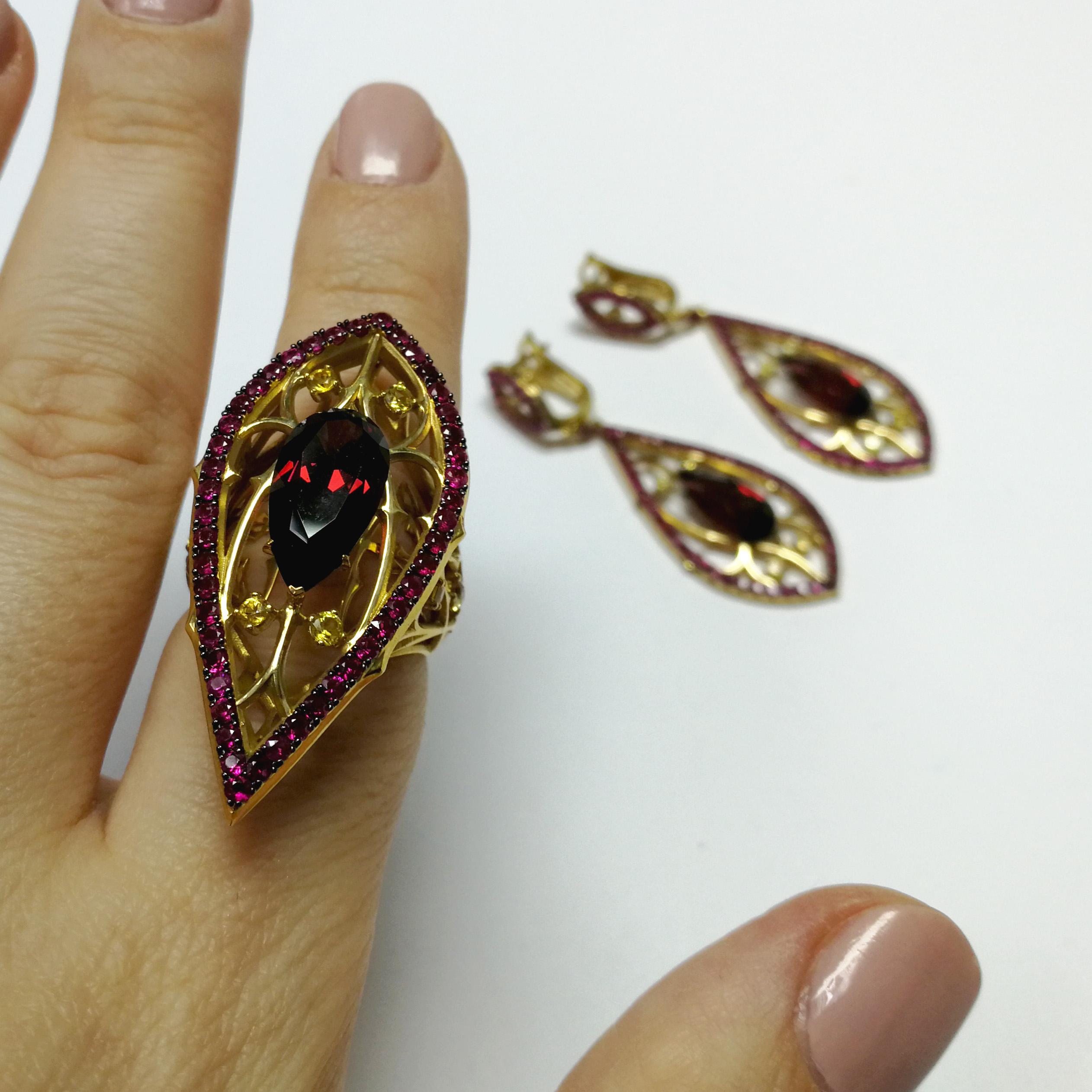 Garnet 4.38 Carat Ruby Sapphire 18 Karat Yellow Gold Gothic Ring For Sale 2