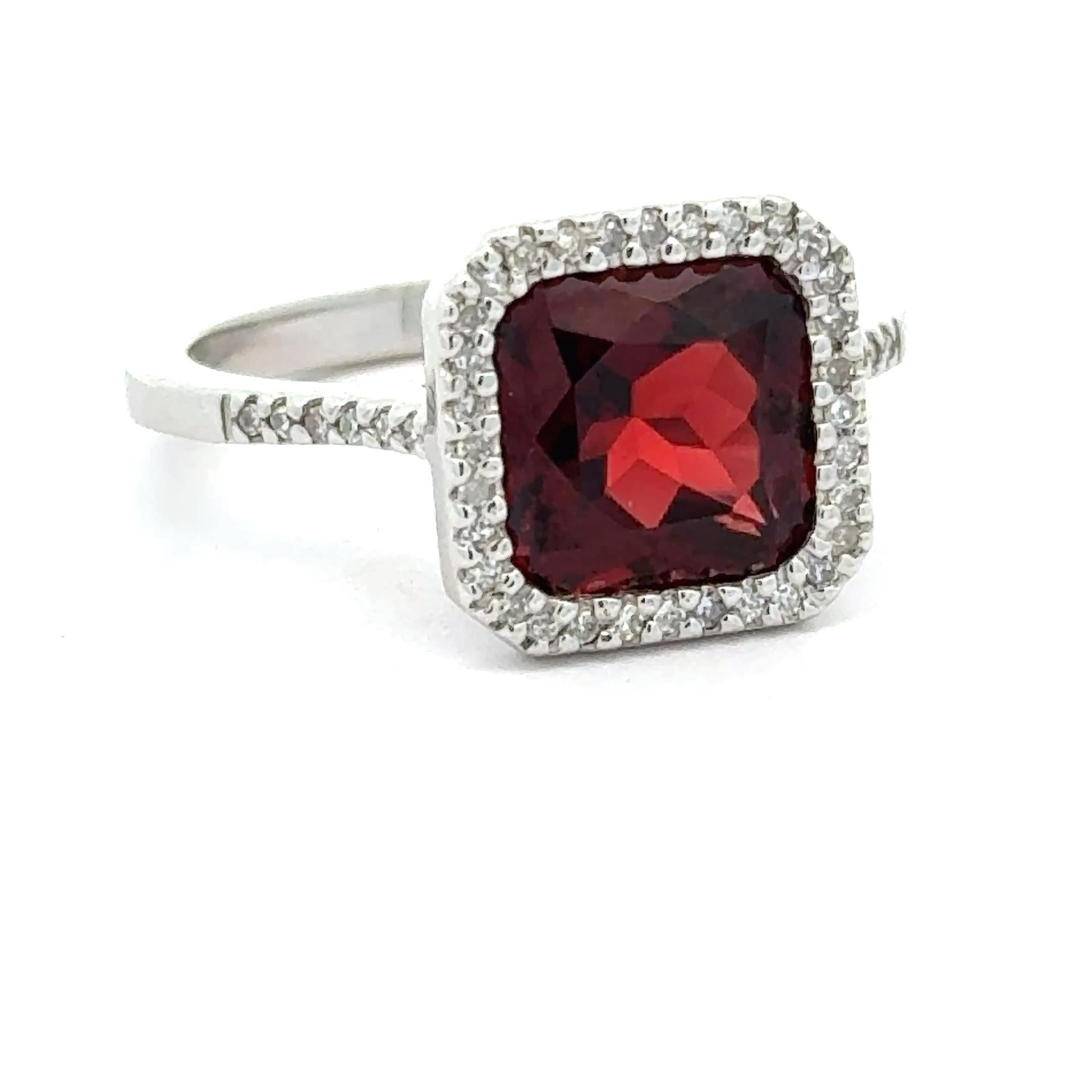 Dieser aus feinstem 14-karätigem Weißgold gefertigte Ring besticht durch einen atemberaubenden Granat von 2,90 Karat. Dieser atemberaubende Edelstein verleiht jedem Outfit einen Hauch von Luxus und Raffinesse. Erhöhen Sie Ihren Stil und setzen Sie
