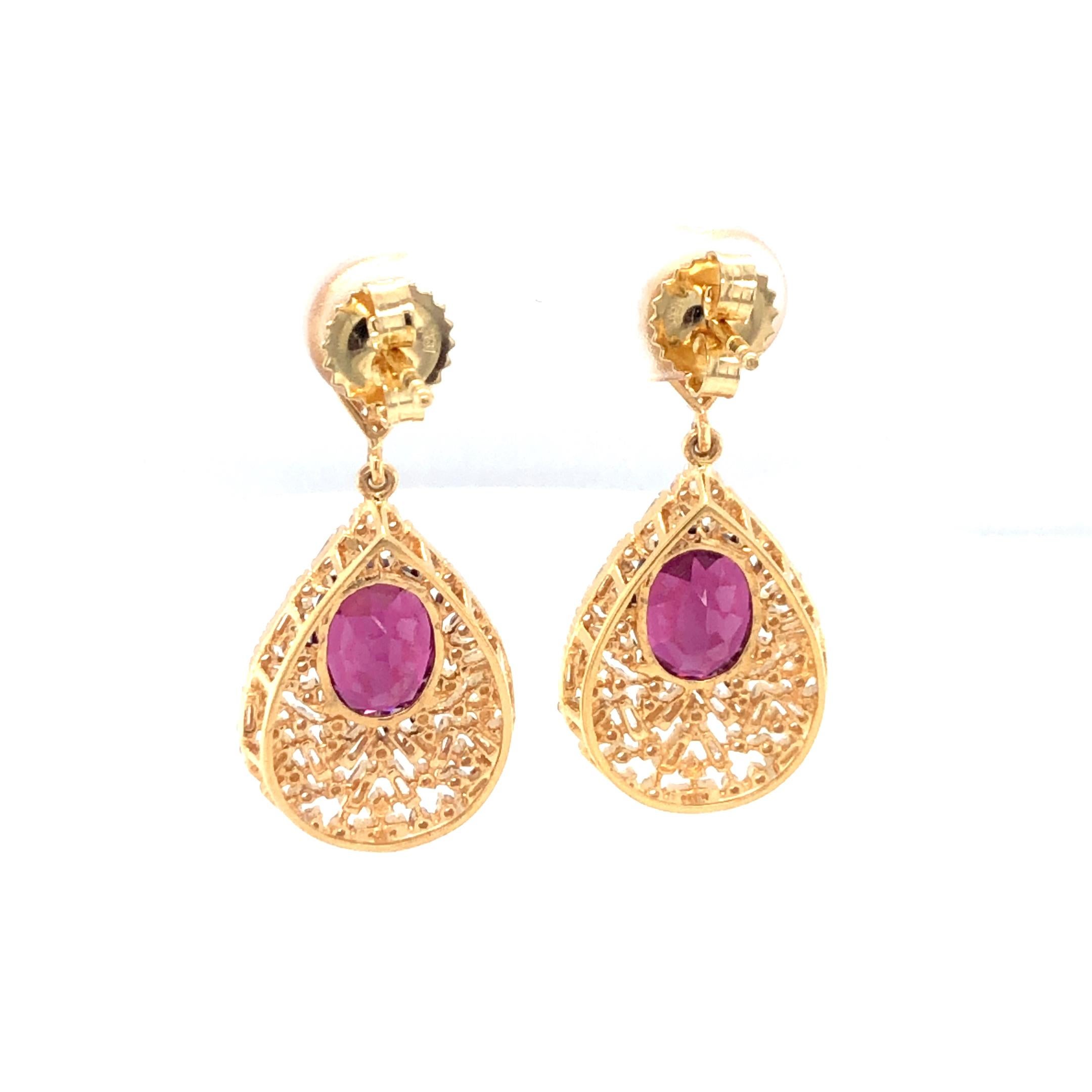 Round Cut Garnet and Diamond Earring 18K Yellow Gold For Sale