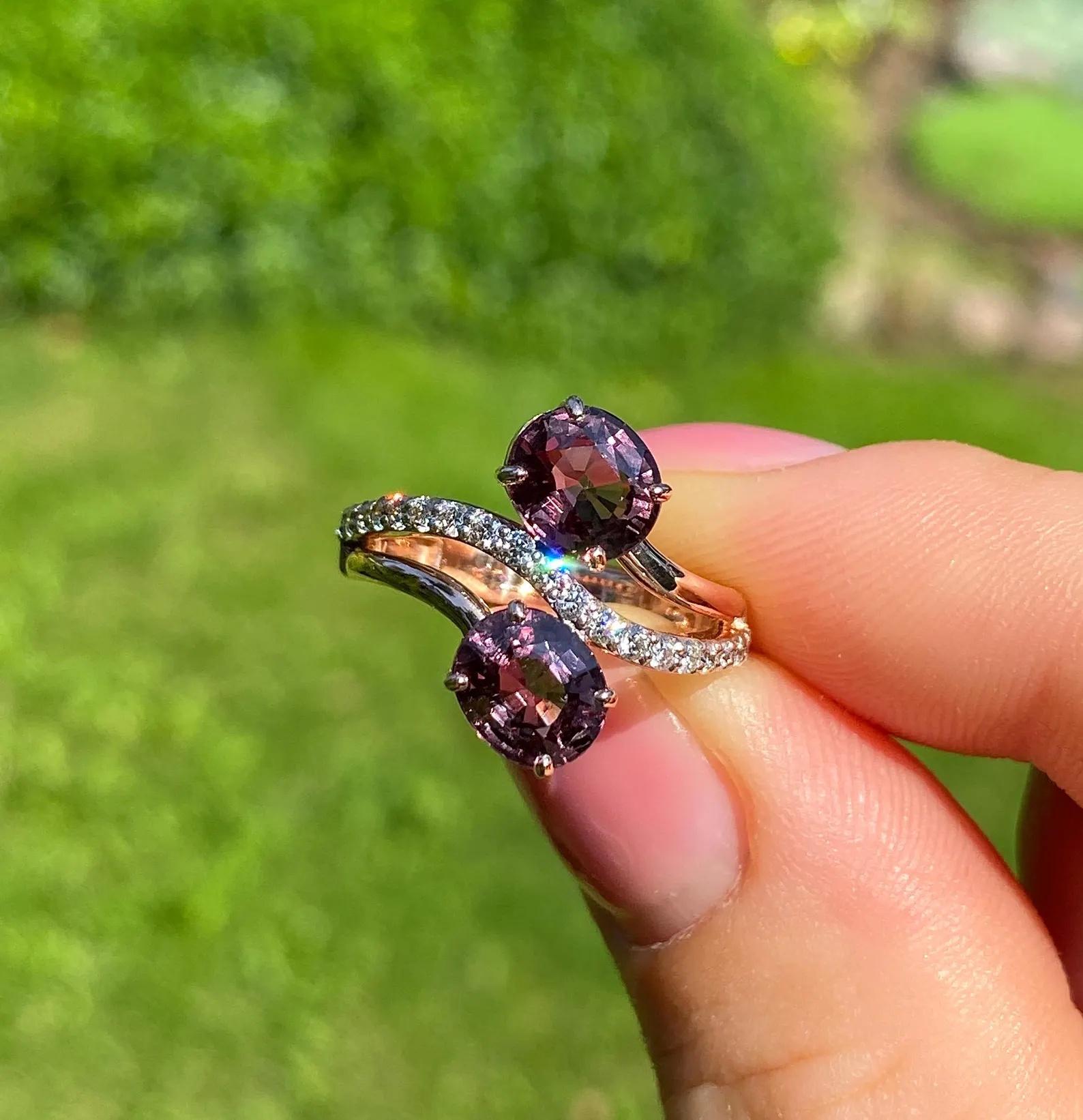 14 Karat Rose Gold Ring
With Natural Garnet and Diamond gemstones

Laboratory certified
Main stone: Garnet
Main stone colour: colour change (red- olive green)
Main Stone shape: Oval cut
Main stone creation: Natural
Main stone treatment: Not