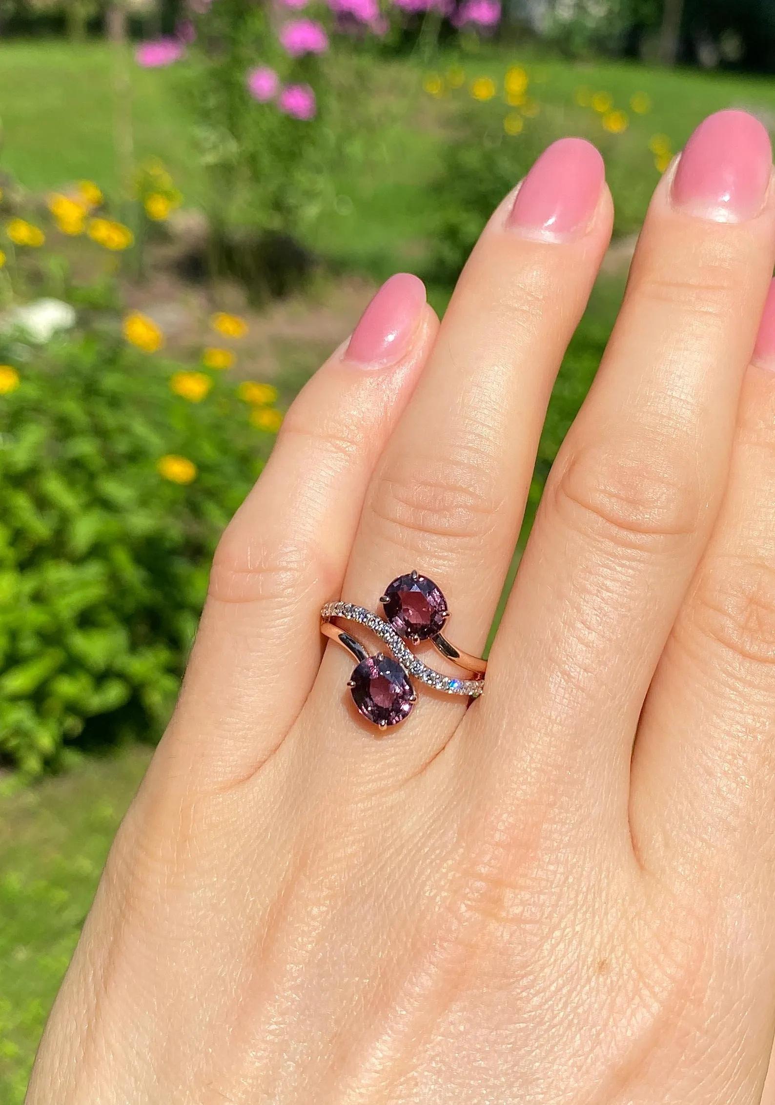Taille ovale Bague en or rose 14 carats, grenat et diamant, taille 7US en vente