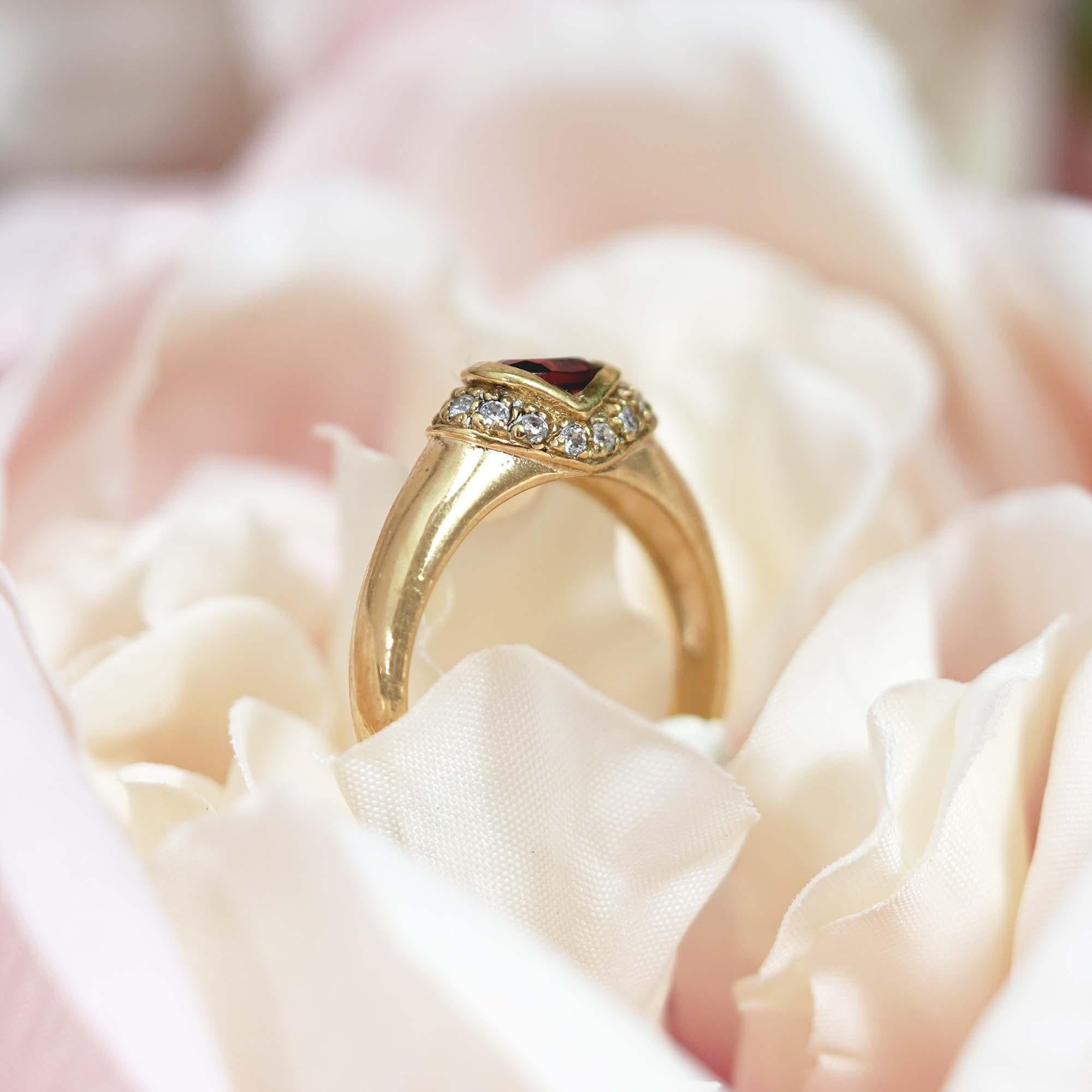 Garnet and Diamond Vintage Style  Ring in Solid 9K Yellow Gold For Sale 3