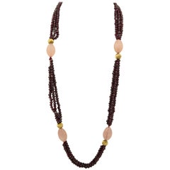 Collana di perline multifilari in granato e quarzo rosa scanalato