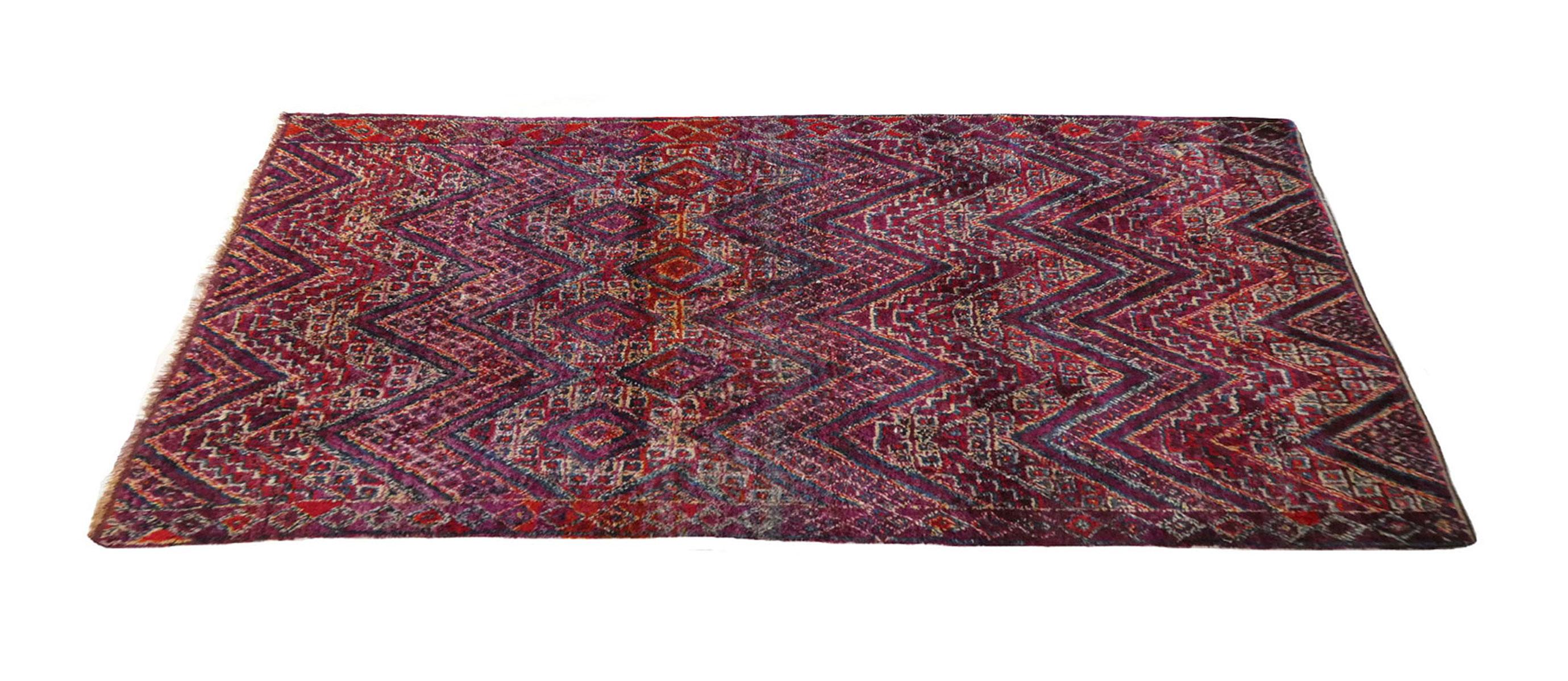 Marokkanischer Zayane-Teppich, handgewebt mit magentafarbener, indigoblauer und roter Wolle in einem aufwendigen Berber-Symbol-Design, ausgezeichneter Zustand. CIRCA 1970
Abmessungen: 5'10 x 8'9
Die Zayane-Teppiche stammen aus der Region Khénifra im