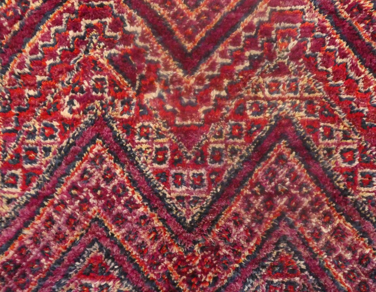 Granat und Magenta Midcentury Marokkanisch Zayane Wollteppich 5'10 x 8'9 (Handgeknüpft) im Angebot