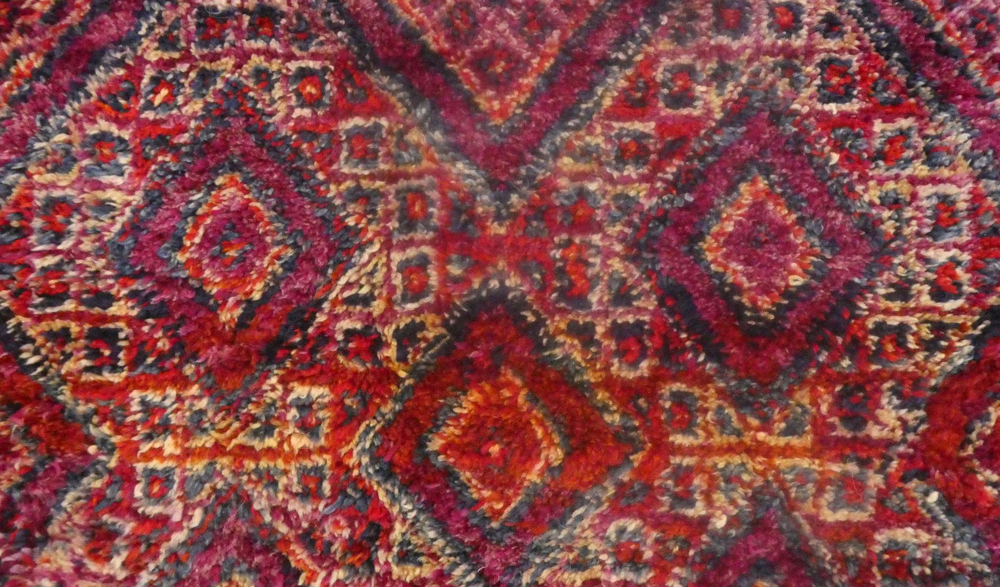 Granat und Magenta Midcentury Marokkanisch Zayane Wollteppich 5'10 x 8'9 im Zustand „Gut“ im Angebot in Los Angeles, CA