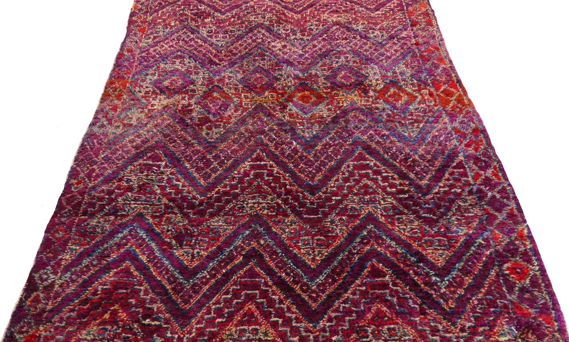 Granat und Magenta Midcentury Marokkanisch Zayane Wollteppich 5'10 x 8'9 (Mitte des 20. Jahrhunderts) im Angebot