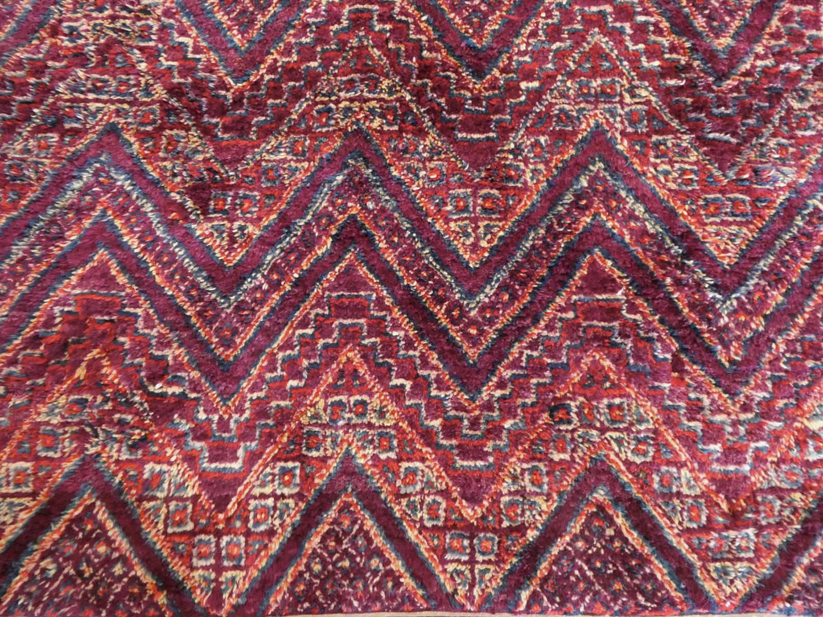 Granat und Magenta Midcentury Marokkanisch Zayane Wollteppich 5'10 x 8'9 (Wolle) im Angebot