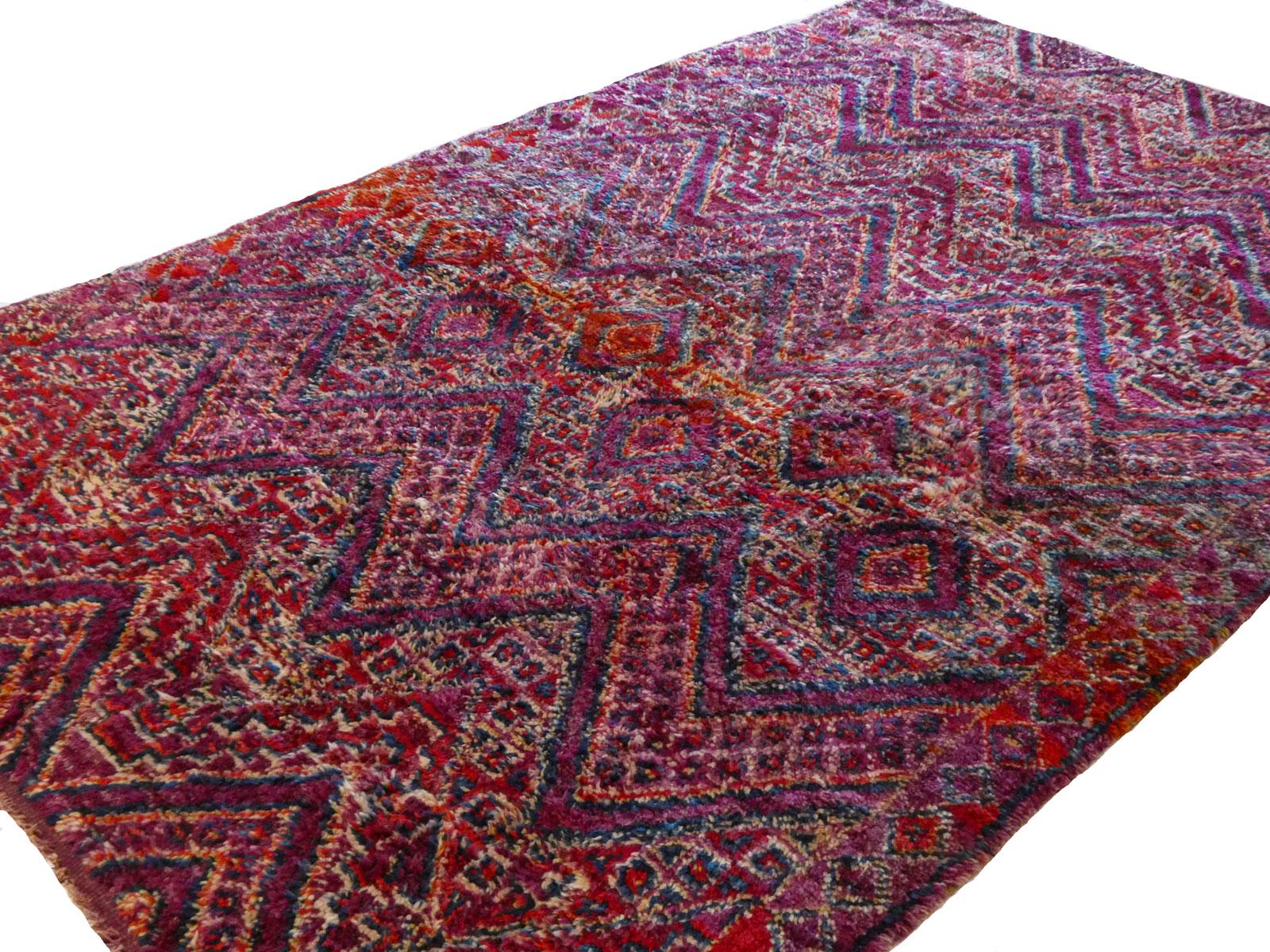 Granat und Magenta Midcentury Marokkanisch Zayane Wollteppich 5'10 x 8'9 im Angebot 2