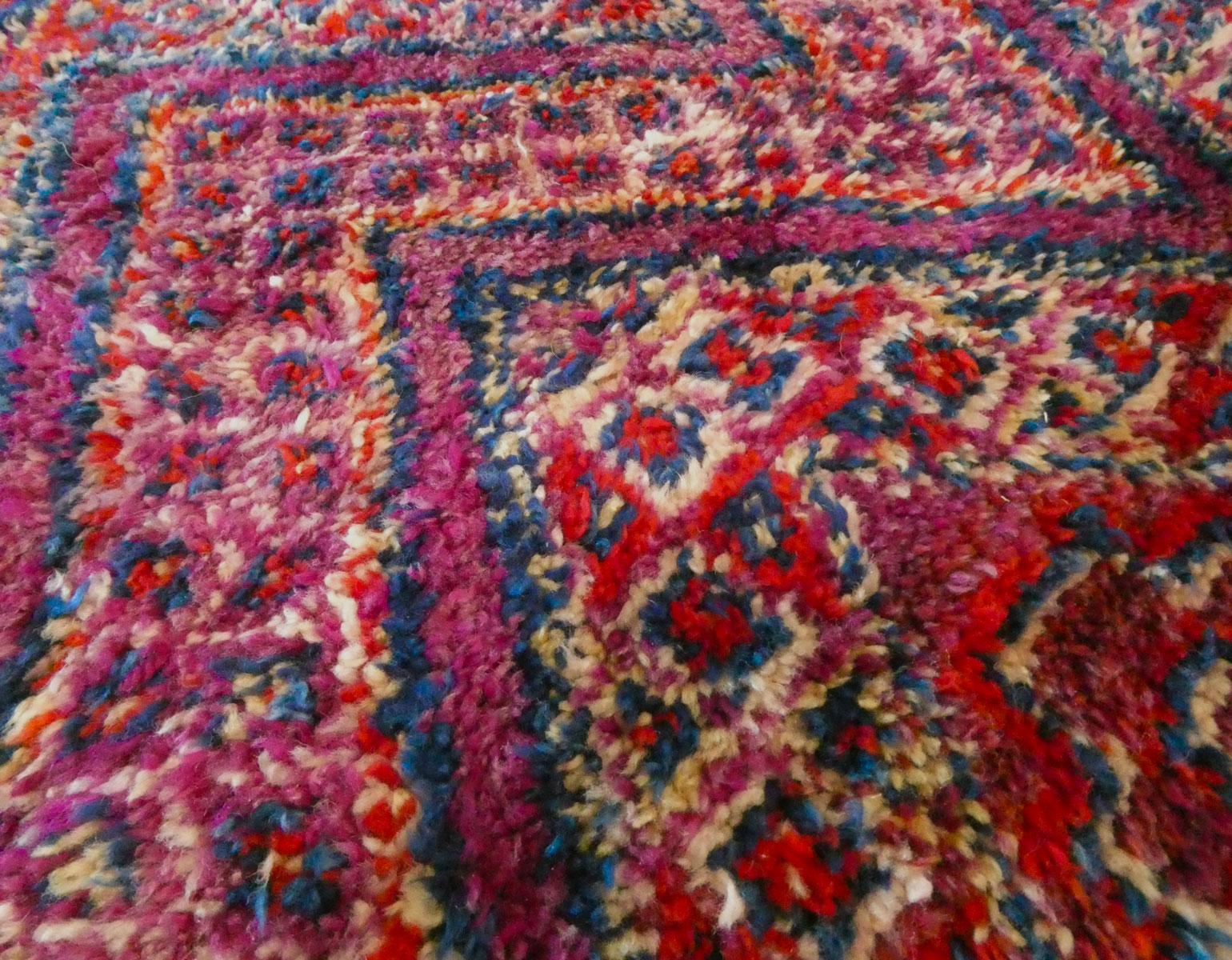Granat und Magenta Midcentury Marokkanisch Zayane Wollteppich 5'10 x 8'9 im Angebot 3