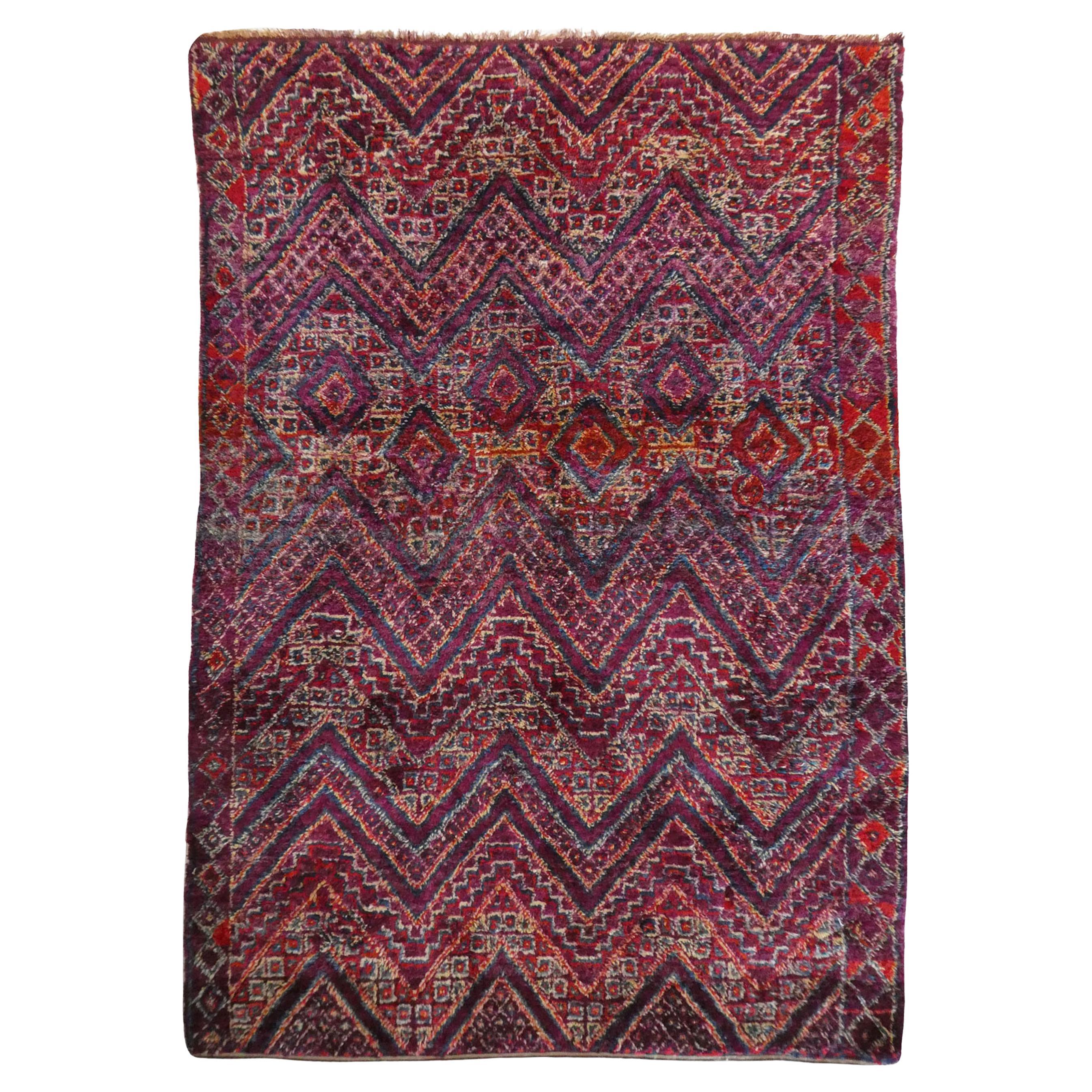 Granat und Magenta Midcentury Marokkanisch Zayane Wollteppich 5'10 x 8'9 im Angebot