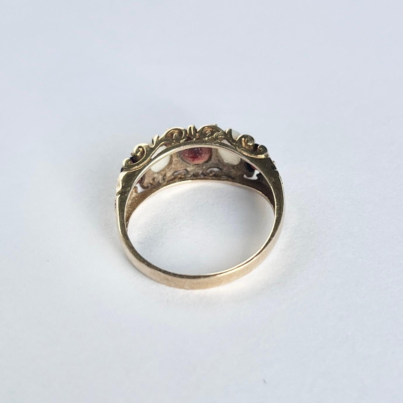 Fünfsteiniger Ring mit Granat und Opal aus 9 Karat Gold (Ovalschliff) im Angebot