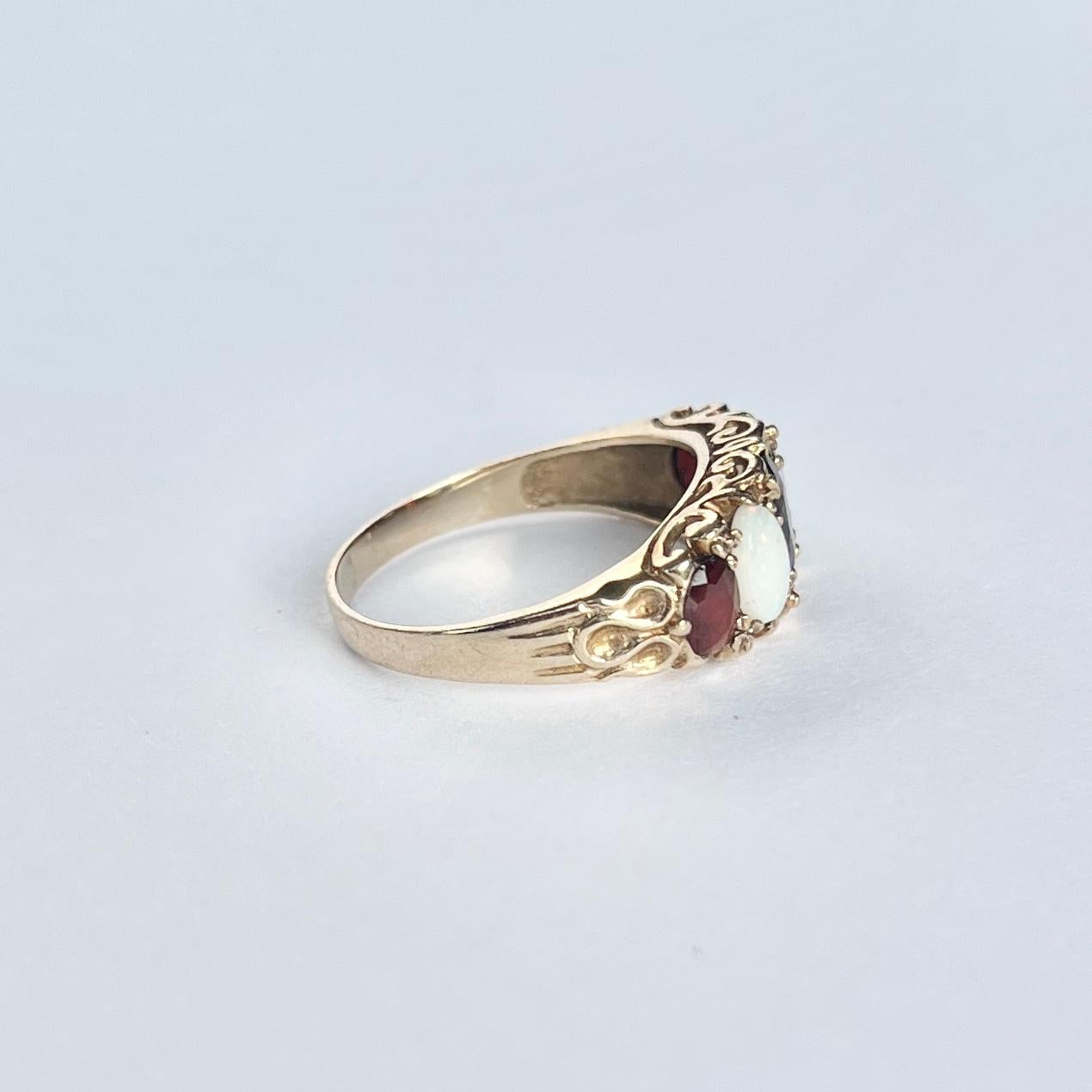 Fünfsteiniger Ring mit Granat und Opal aus 9 Karat Gold im Zustand „Gut“ im Angebot in Chipping Campden, GB