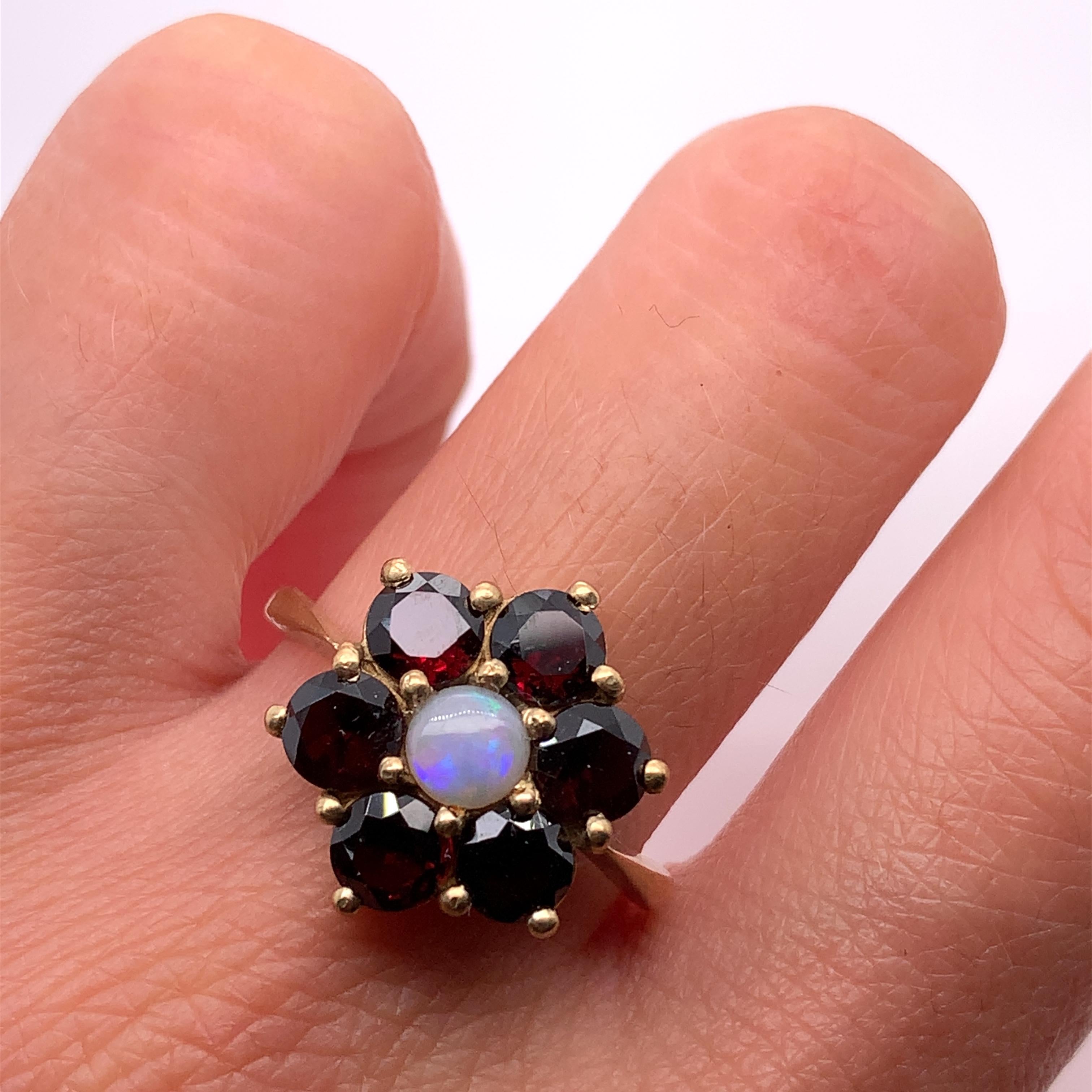 
1,70ct Granat-Opal-Verlobungsring aus 9ct Gelbgold.

Schöner Granat und Opal Verlobungsring in 9k Gelbgold antik.

Granat lebendige burgunderrote Farbe natürlichen unbehandelten Edelstein Gesamtgewicht 1,50ct rund geformt.

Opal natürlich