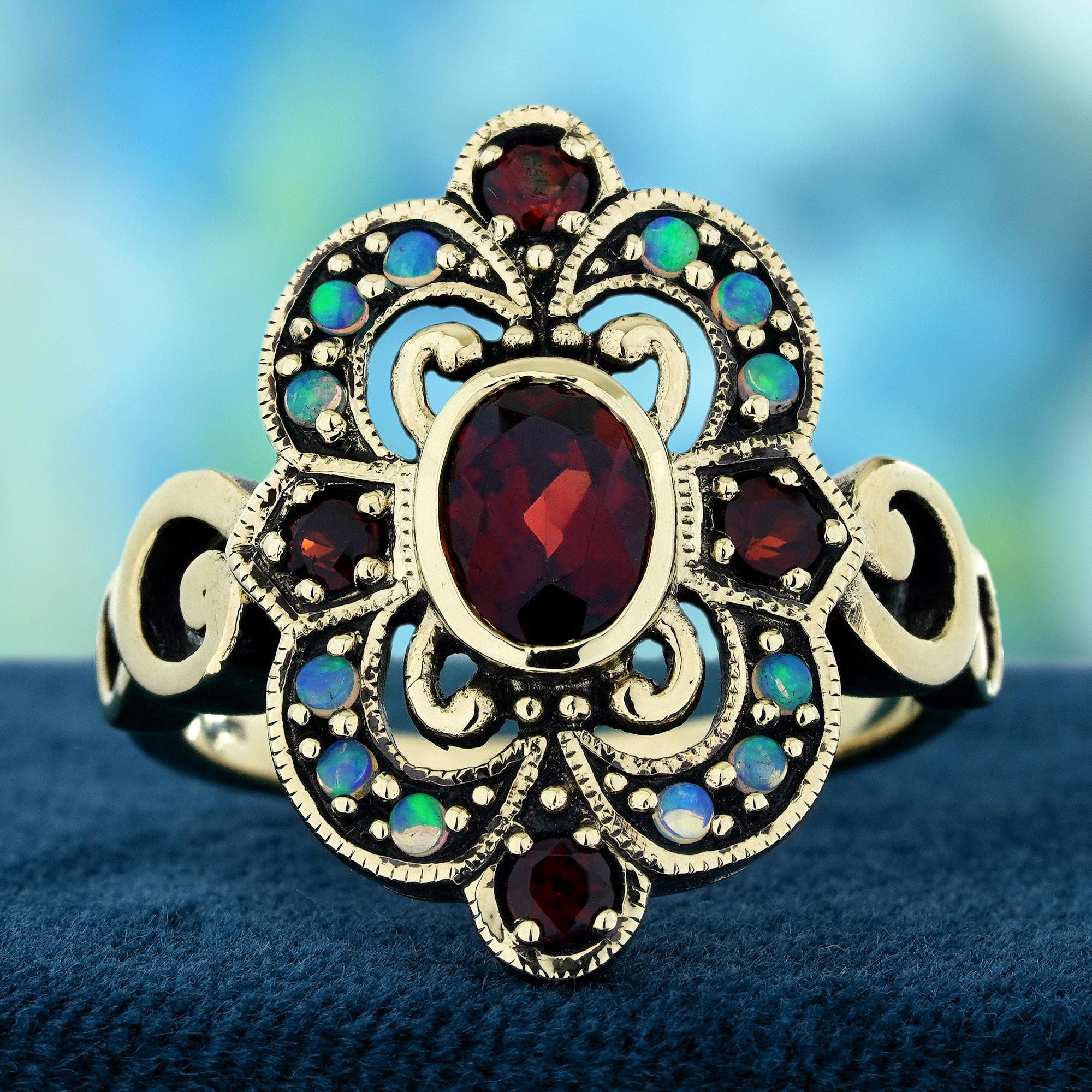 Un magnifique grenat naturel au centre, entouré de délicats accents d'opale qui créent un magnifique design. La teinte rouge profond du grenat est parfaitement complétée par l'irisation chatoyante des opales, rendant la bague à la fois accrocheuse