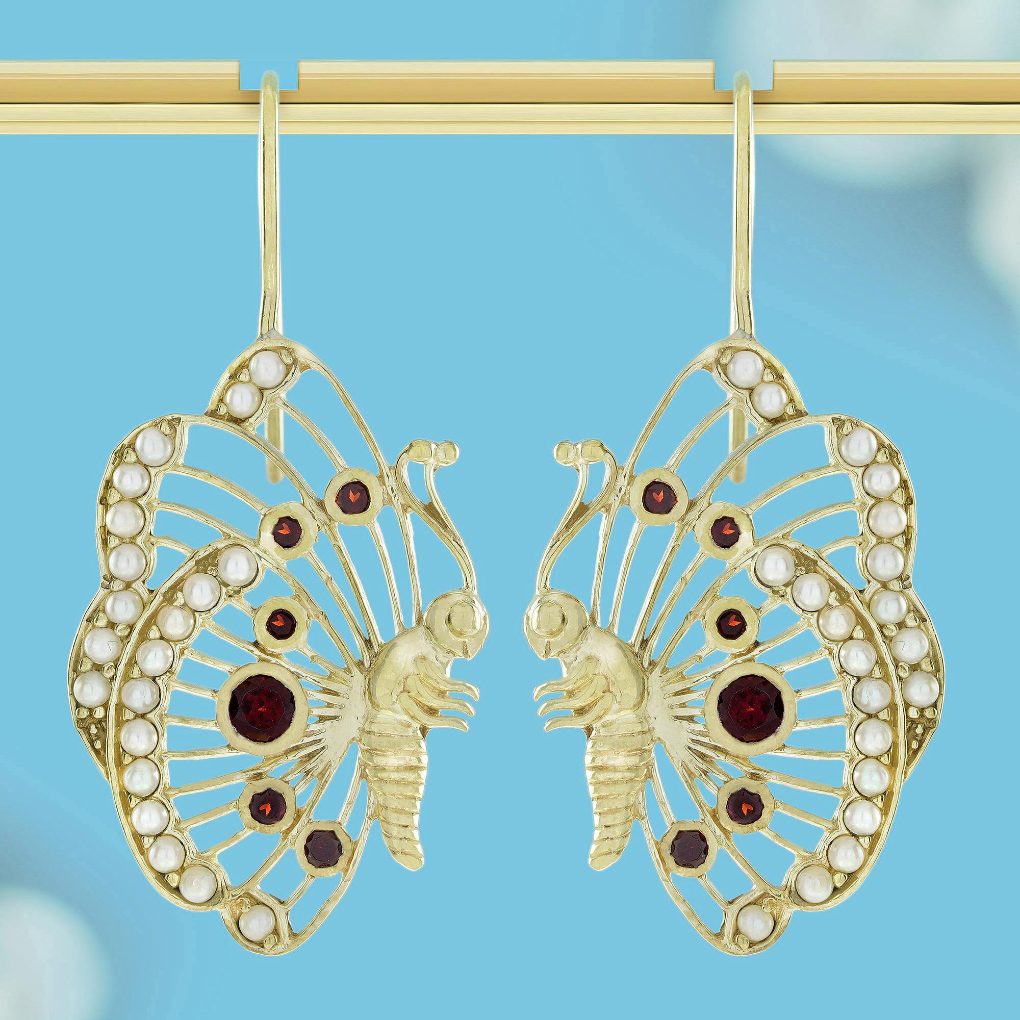 Zarte Schmetterlingsohrringe im Vintage-Stil mit zeitloser Eleganz. Die Flügel sind wunderschön mit natürlichen Granaten und leuchtenden Perlen geschmückt. Die anmutige Form eines Schmetterlings wurde in aufwändiger Detailarbeit hergestellt. Die