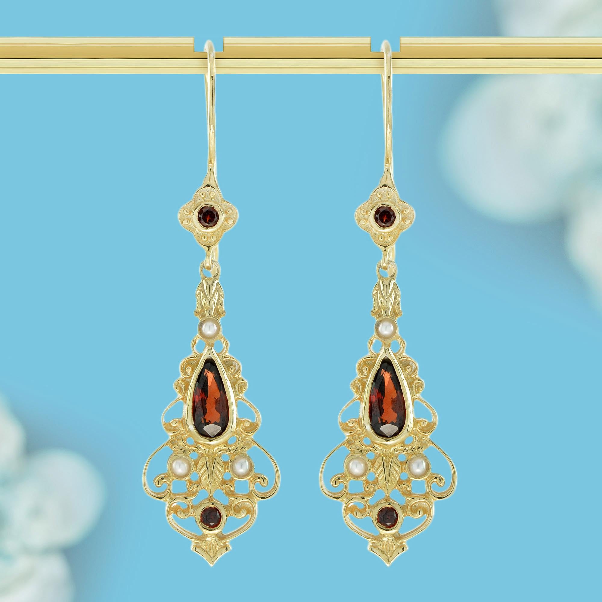 Presentan llamativos granates en forma de pera, elegantemente suspendidos con lustrosas perlas. La combinación de los granates de color rojo intenso y las perlas suaves e iridiscentes crea un equilibrio perfecto de color y elegancia. Con su diseño