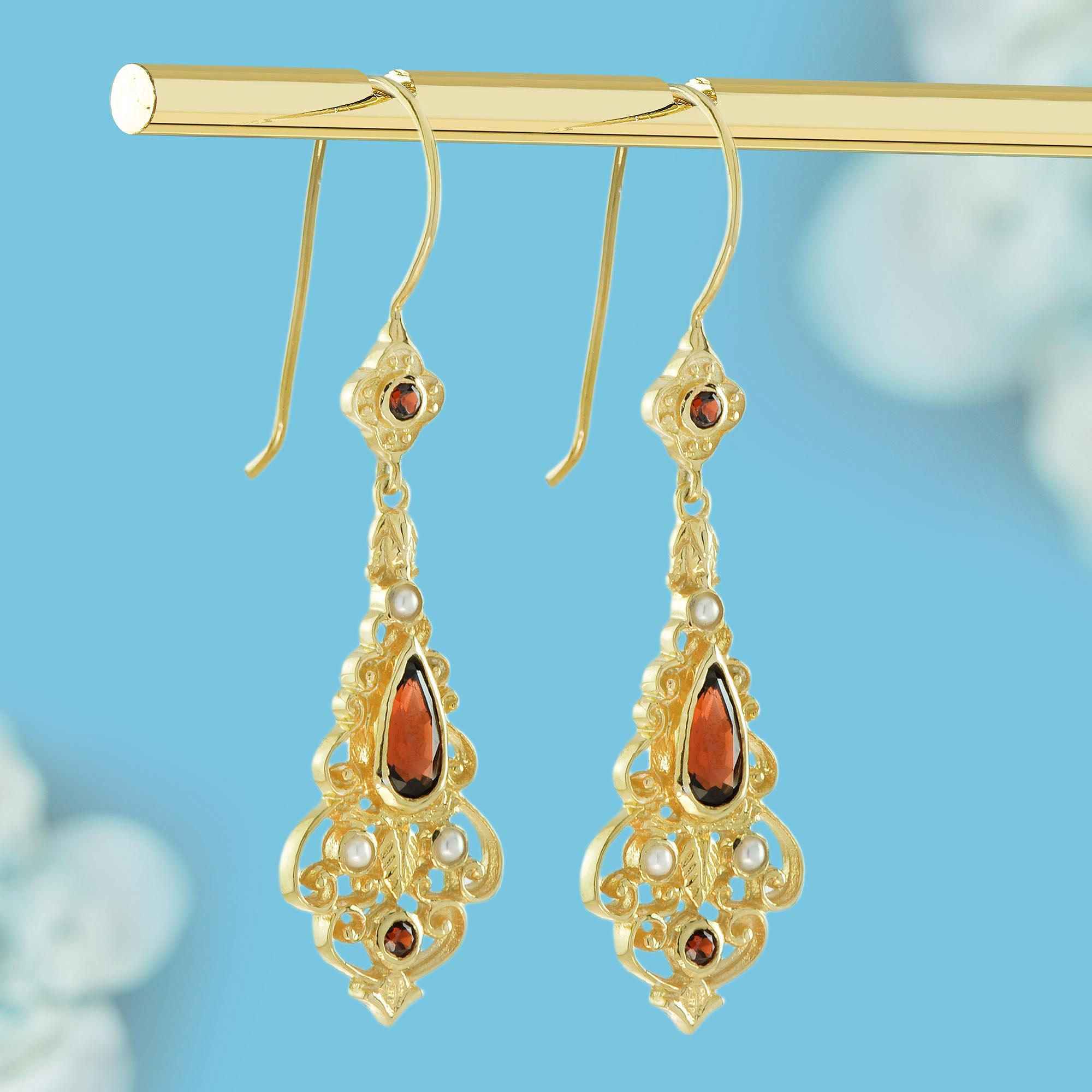 Pendientes colgantes estilo vintage de granate y perla en oro amarillo de 9 quilates Eduardiano en venta