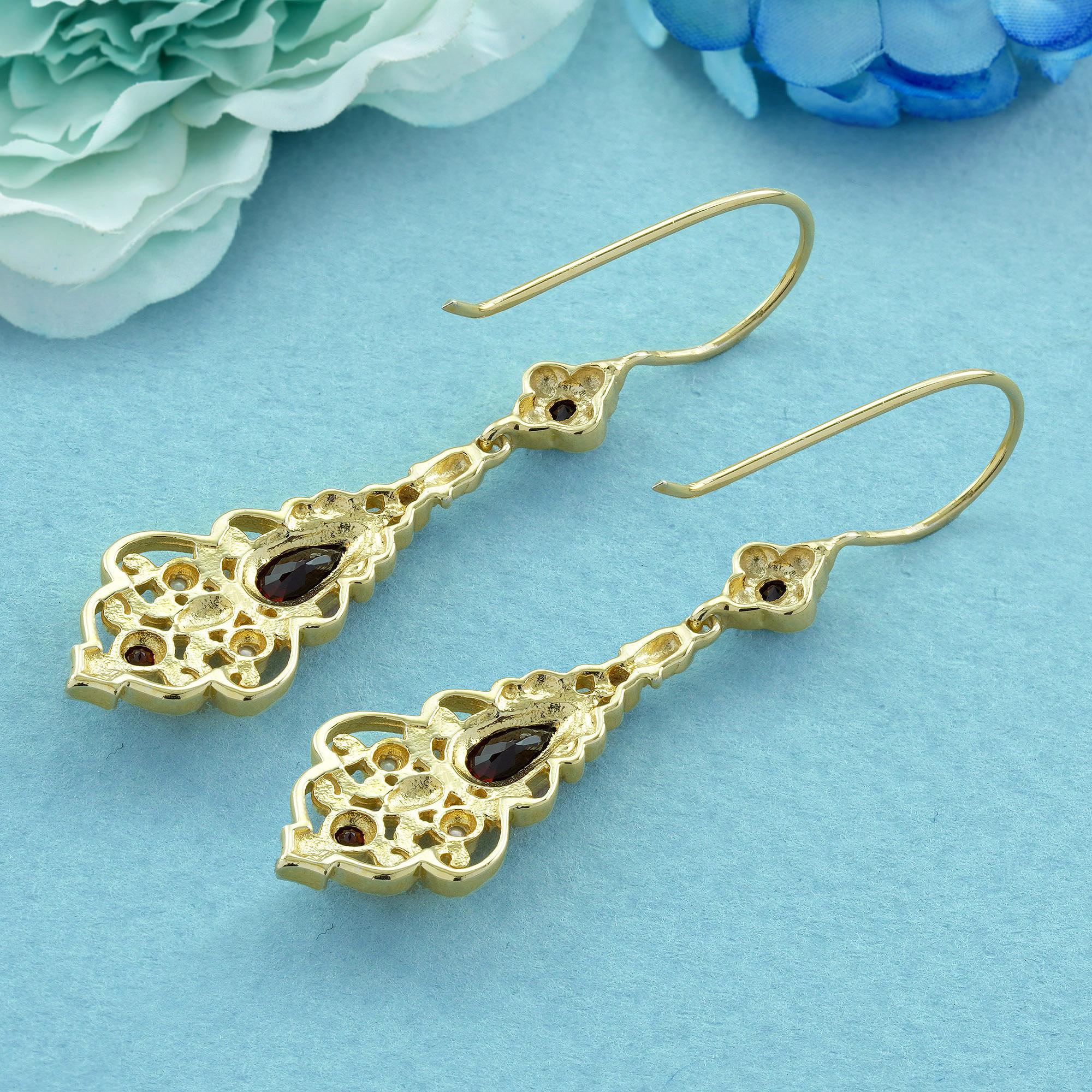 Pendientes colgantes estilo vintage de granate y perla en oro amarillo de 9 quilates Corte pera en venta