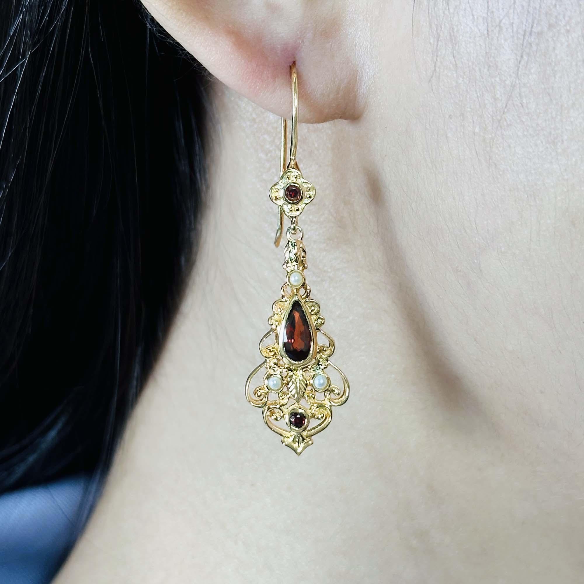 Pendientes colgantes estilo vintage de granate y perla en oro amarillo de 9 quilates en Nuevo estado para la venta en Bangkok, TH
