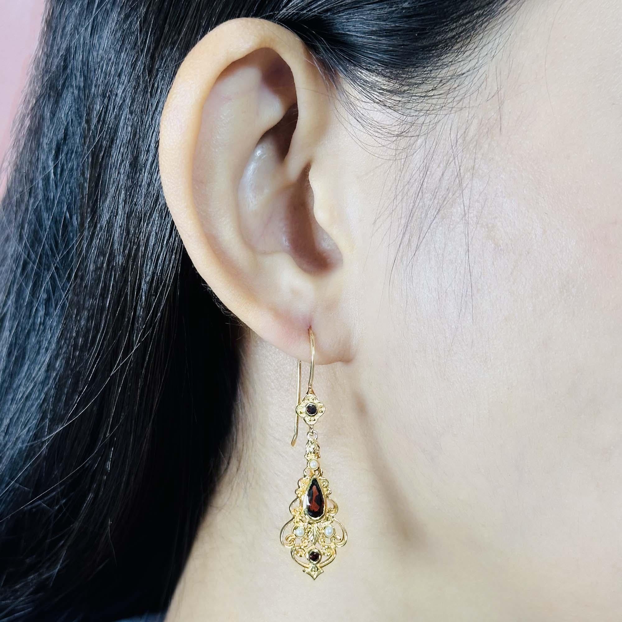 De las mujeres Pendientes colgantes estilo vintage de granate y perla en oro amarillo de 9 quilates en venta