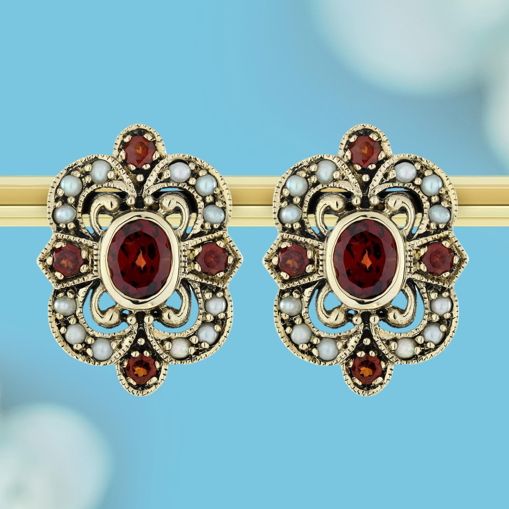 Schöne florale Ohrstecker im Vintage-Stil mit einem ovalen Granat in der Mitte. Akzentuiert mit vier kleinen runden Granaten auf jeder Seite - oben, unten, links und rechts. Das elegante florale Design ist mit natürlichen Perlen verziert.
Sie sind