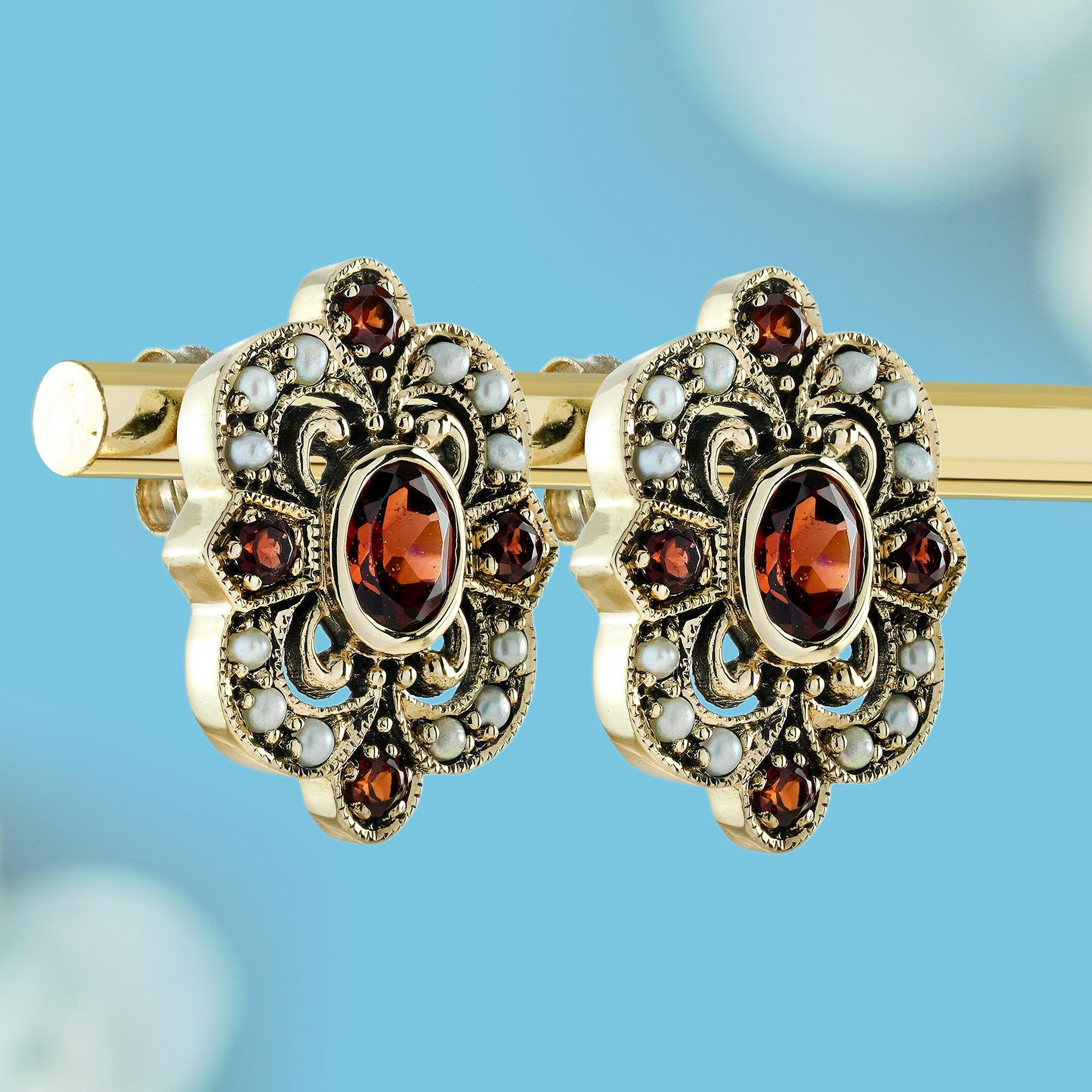 Granat und Perle Vintage Style Floral Ohrstecker in 9K Gelbgold (Edwardian) im Angebot