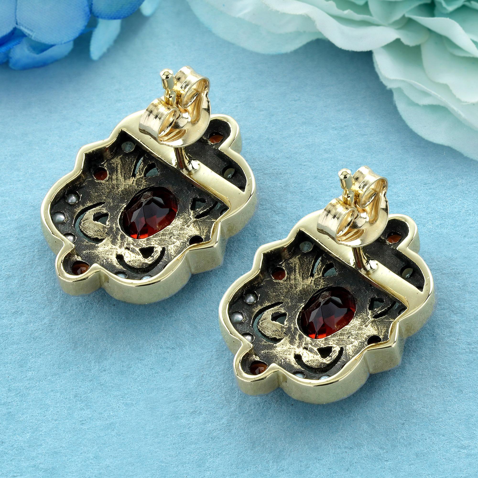 Granat und Perle Vintage Style Floral Ohrstecker in 9K Gelbgold (Ovalschliff) im Angebot