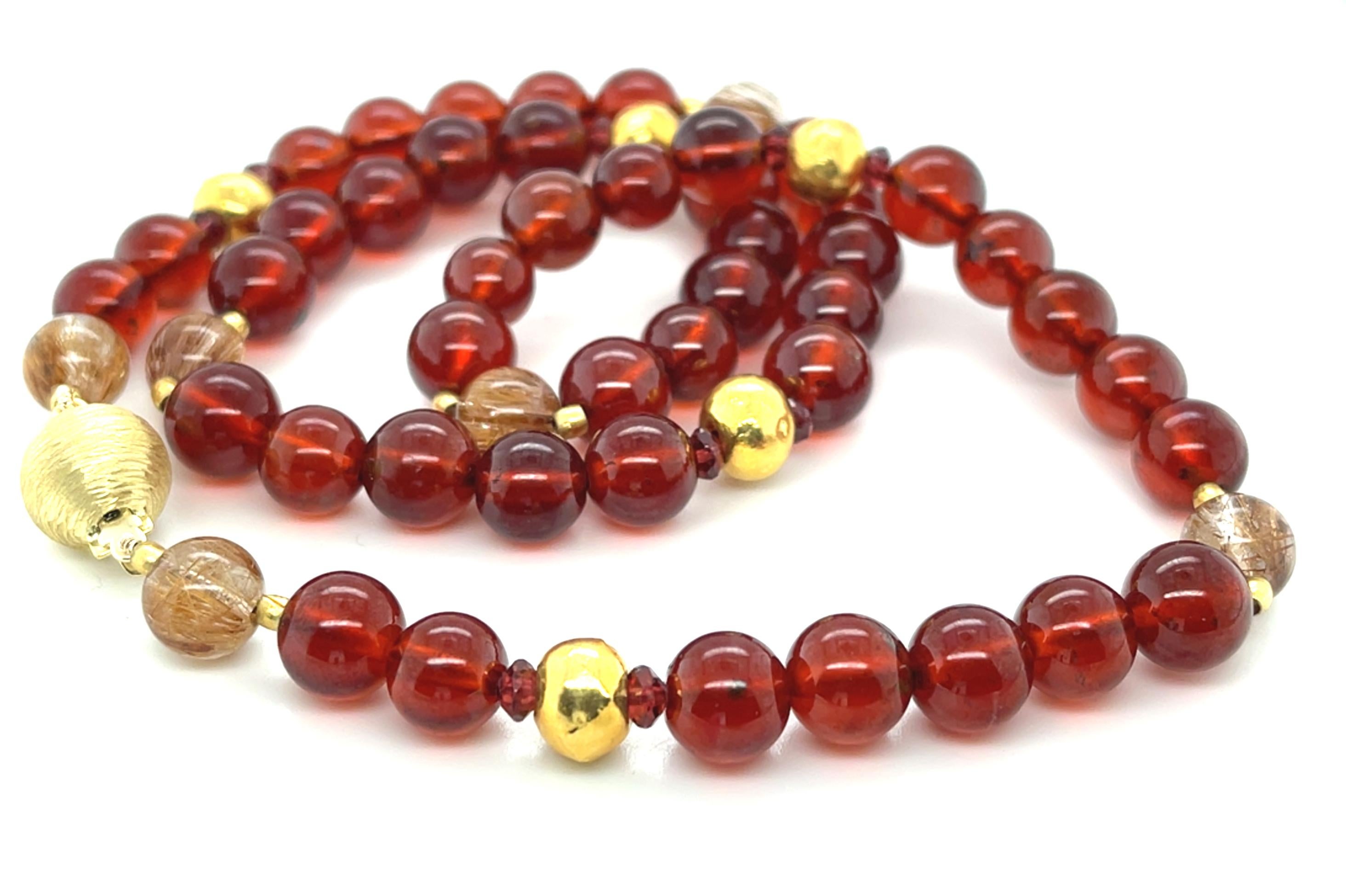 Artigiano Collana di perline di granato e quarzo rutilato con accenti d'oro, 18,5 pollici in vendita
