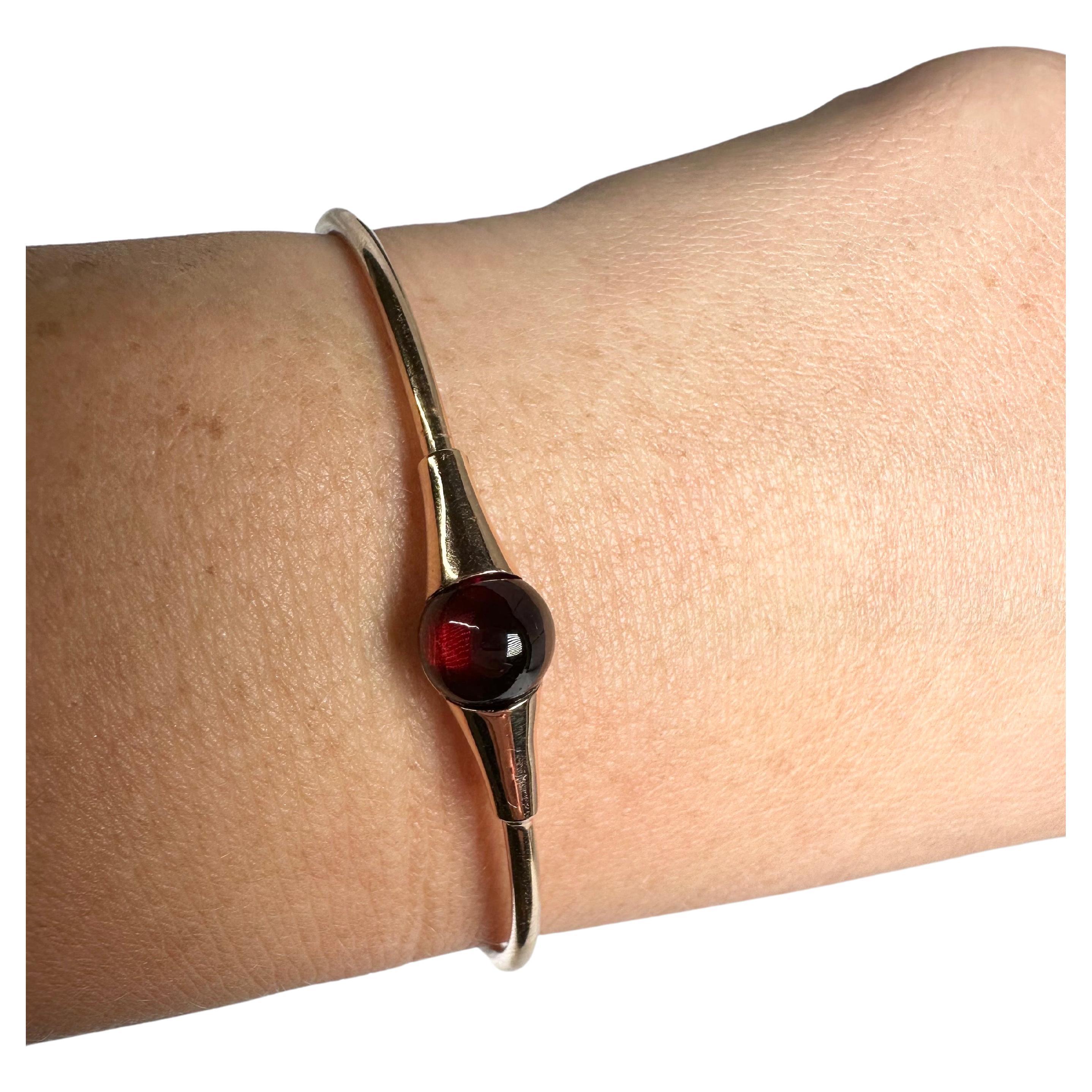 Amazingly rare garnet flexible bangle bracelet in 14KT gold, stunning red garnet in a unusual cabochon shape!

GOLD: 18KT rose gold
NATURAL GARNET(S)
Clarity/Color: Slightly Included/Red
Cut:Round Cabochon
Grams:6.46
Item 24000003kat

WHAT YOU GET