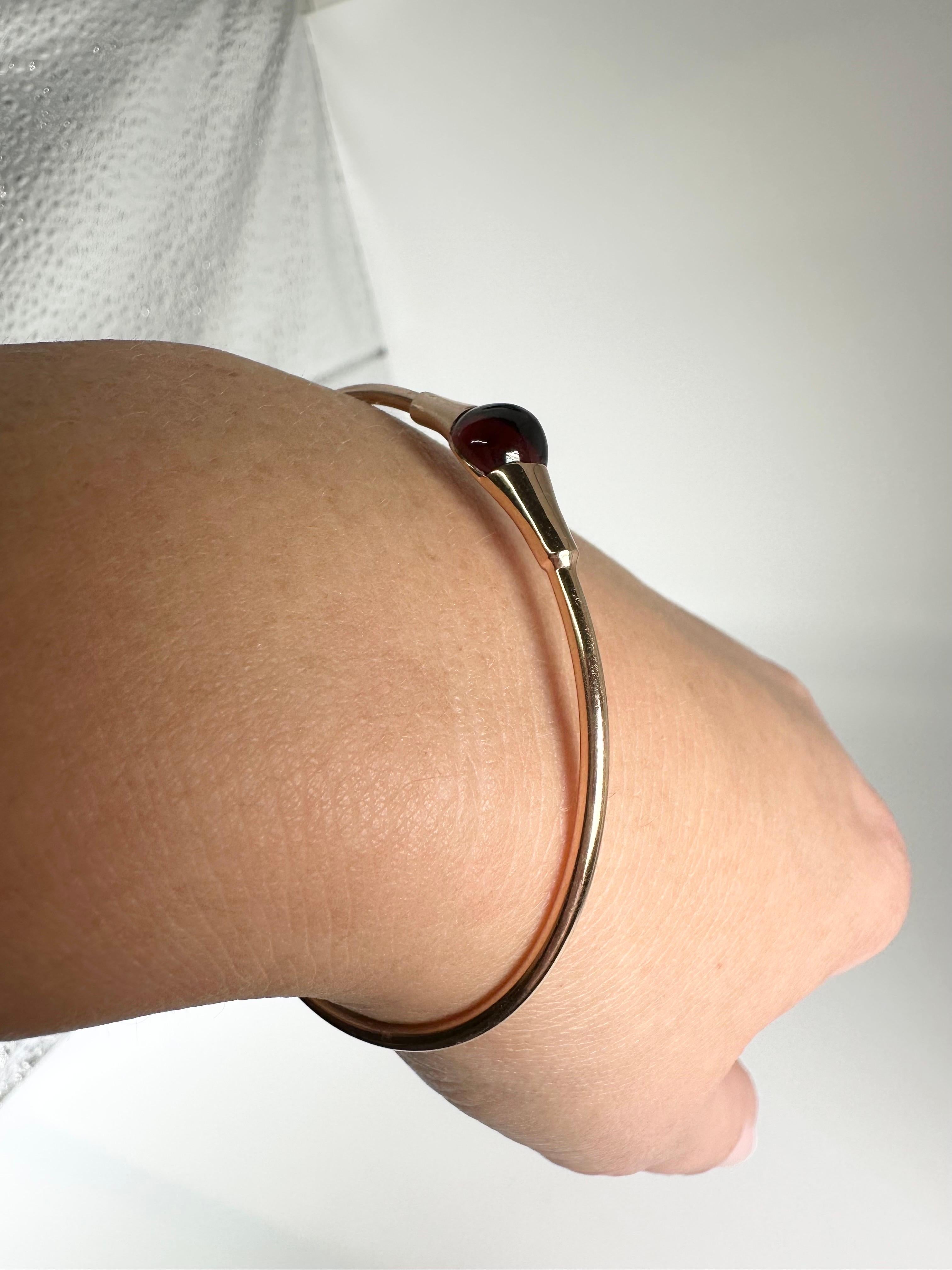 Bracelet jonc en or 18 carats et grenats avec bracelet fleixible Unisexe en vente