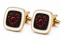 Boutons de manchette en forme de cœur avec grenat (pierre de naissance), émail blanc et or 14 carats, par MEGHNA JEWELS